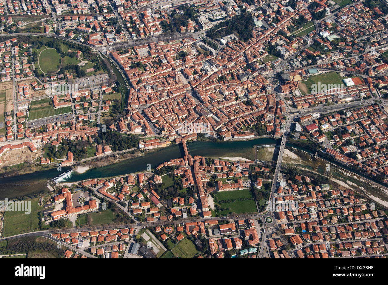 Vista aérea, río Brenta, en Bassano del Grappa, Provincia de Vicenza, Veneto, Italia Foto de stock