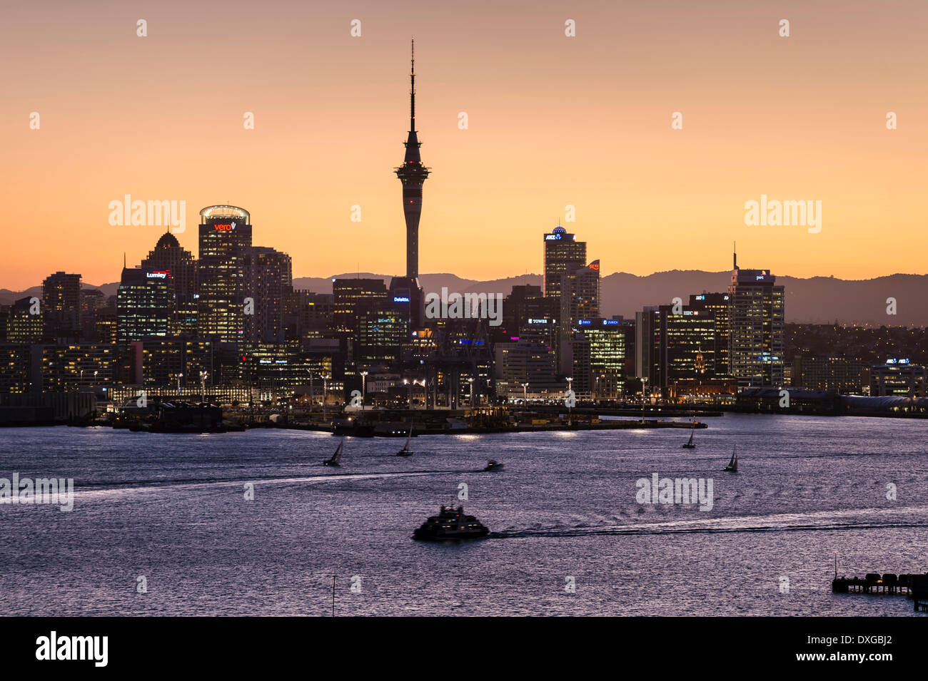 Skyline de Auckland, con la Sky Tower al anochecer, Auckland, Isla del Norte, Nueva Zelanda Foto de stock
