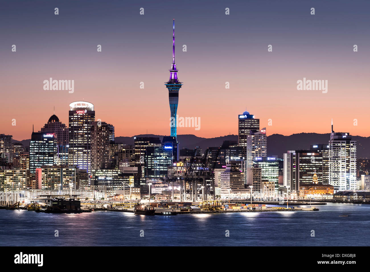 Skyline de Auckland, con la Sky Tower al anochecer, Auckland, Isla del Norte, Nueva Zelanda Foto de stock