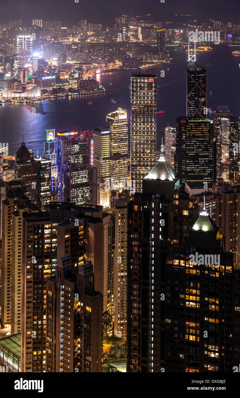 Vista desde el Pico Victoria, a través de los rascacielos en la noche, el Barrio Central, Hong Kong, China Foto de stock
