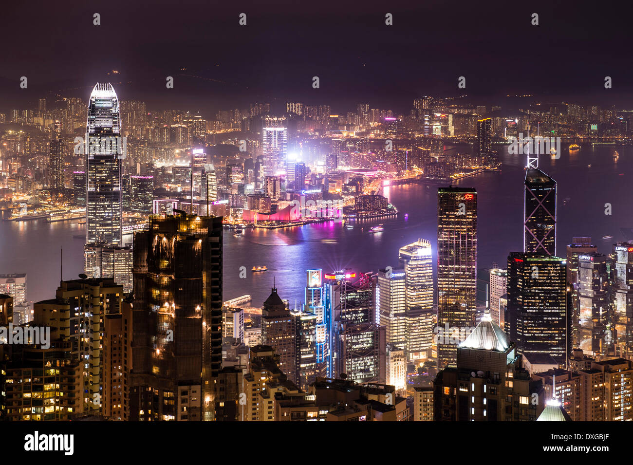 Vista panorámica desde el Pico Victoria, a través de los rascacielos en la noche, el Barrio Central, Hong Kong, China Foto de stock