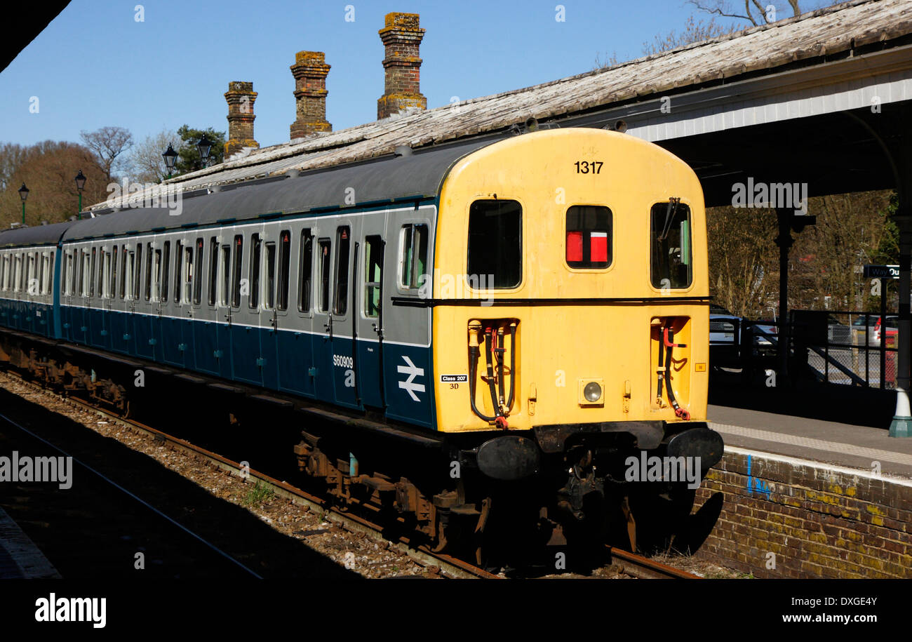 Conserva la clase 207 1317 en estación Eridge DEMU, Spa Valley Railway Foto de stock