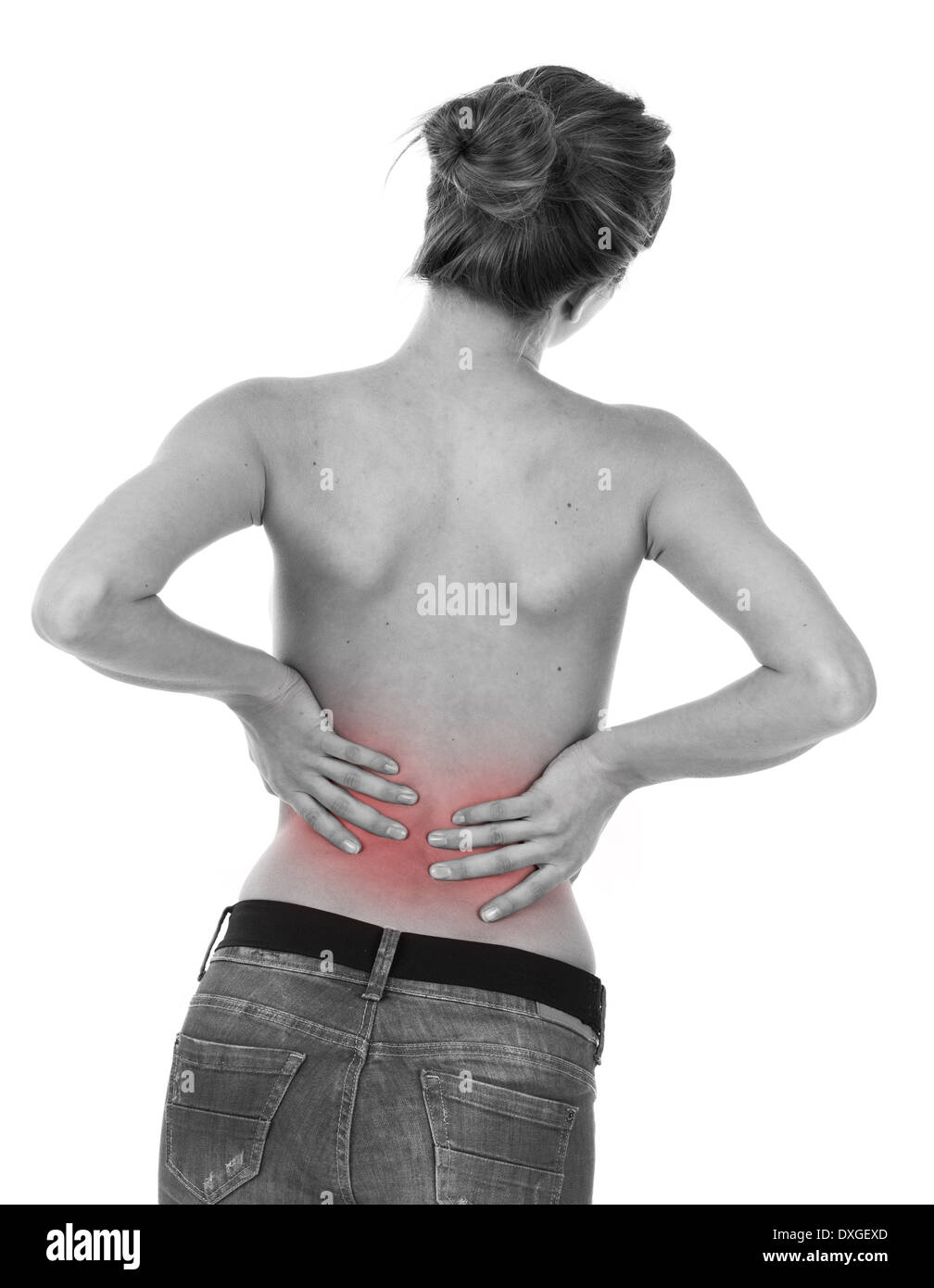 Una mujer con dolor en la parte baja de la espalda, aislado en blanco Foto de stock