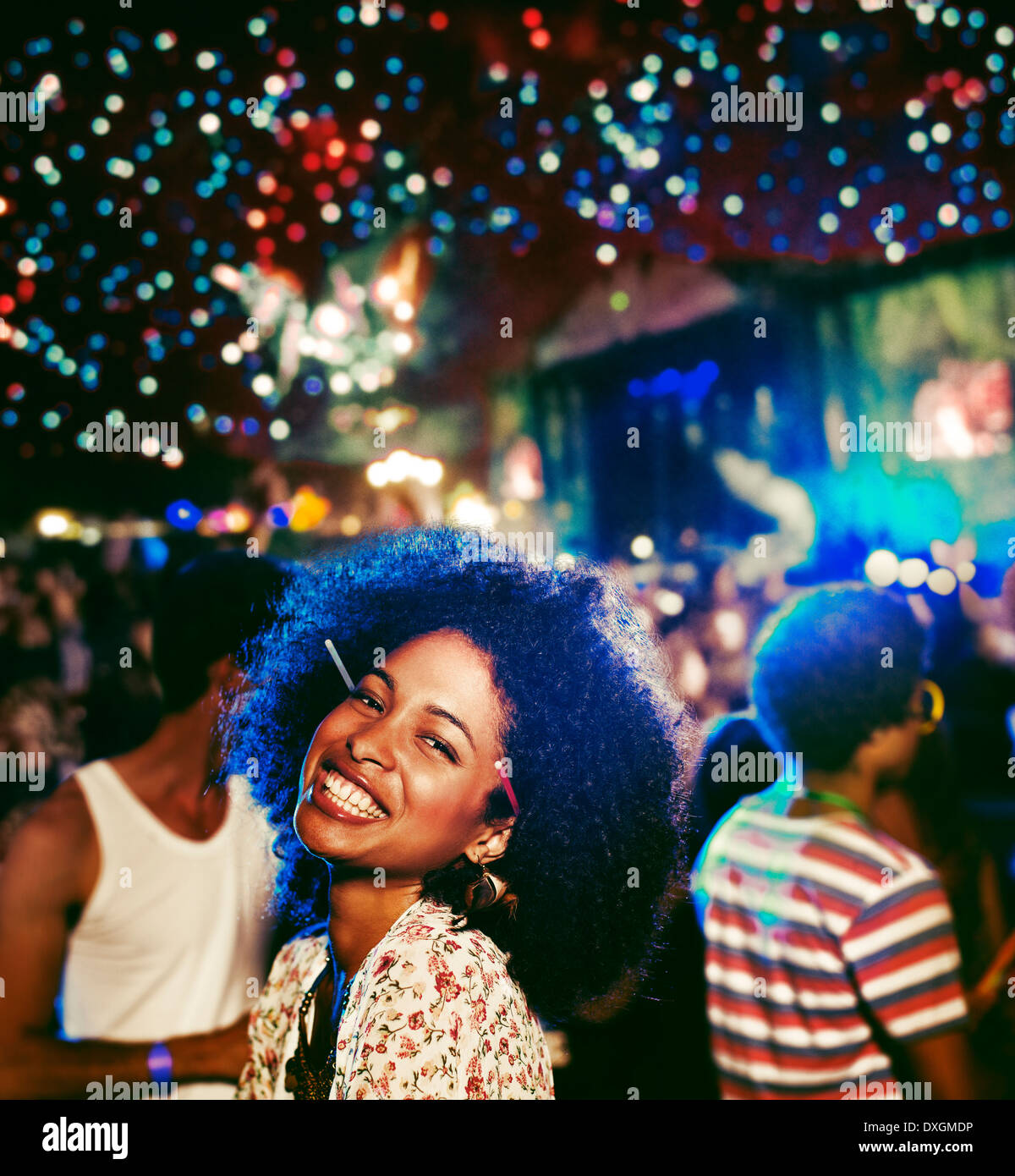 Retrato de mujer entusiasta en music festival Foto de stock