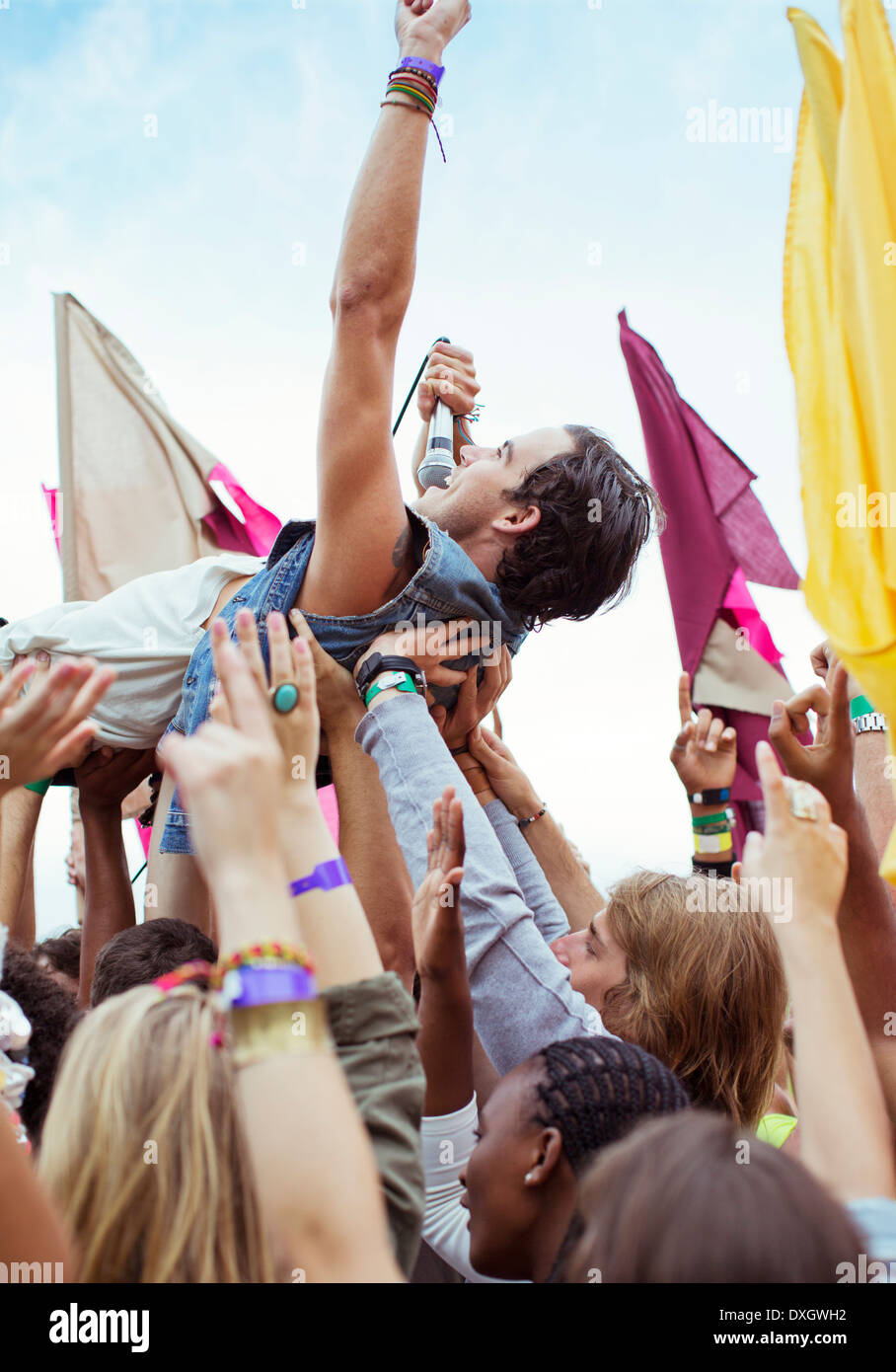 Multitud de ejecutante en el festival de música de surf Foto de stock