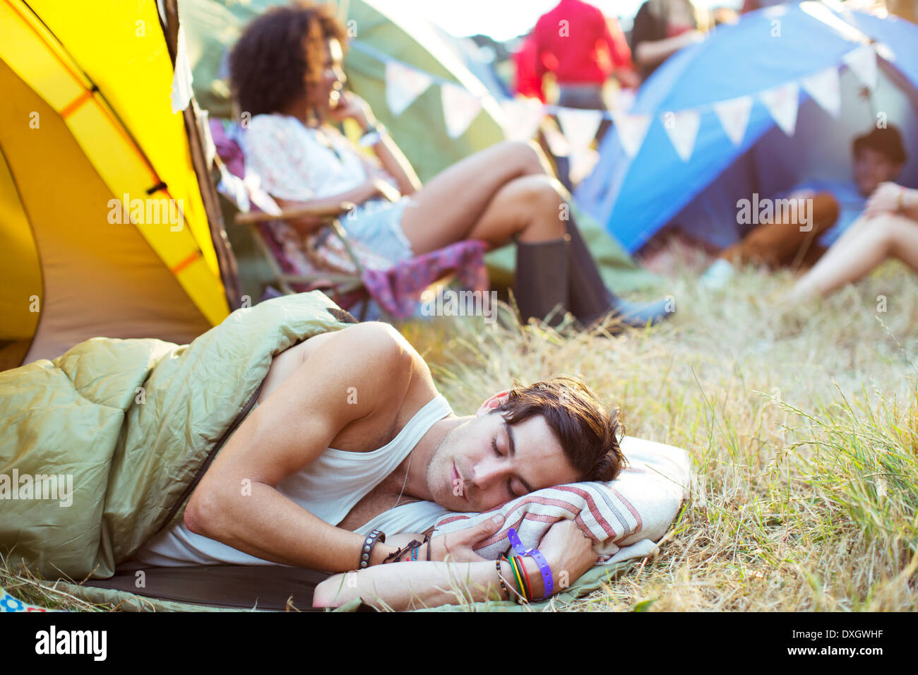 Hombre durmiendo en saco de dormir fuera de la carpa en el festival de  música Fotografía de stock - Alamy