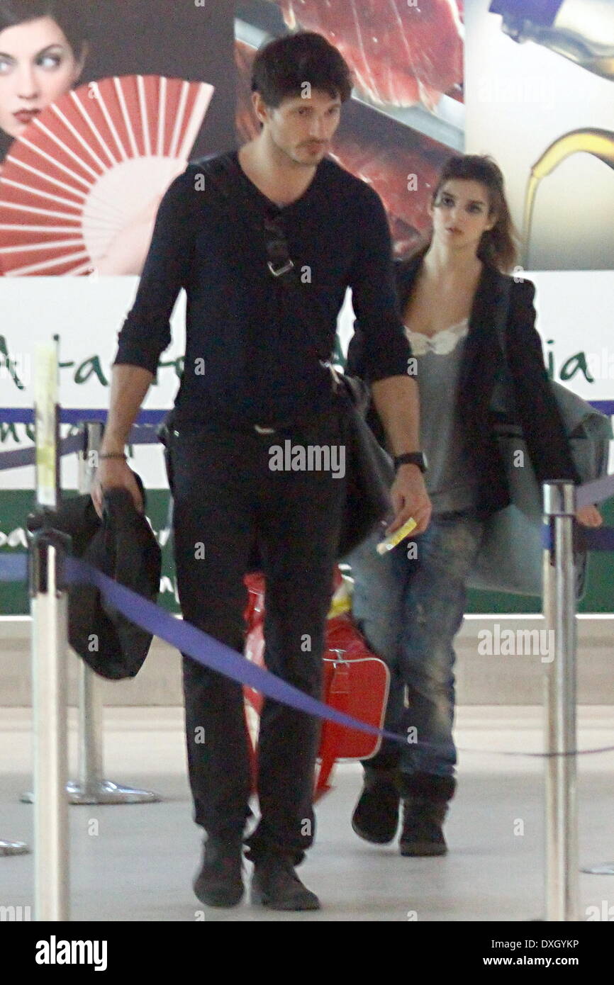 Andres Velencoso El Novio De Kylie Minogue Con La Actriz Clara Lago En El Aeropuerto De Sevilla Sevilla Espana 04 11 12 Con Fotografia De Stock Alamy