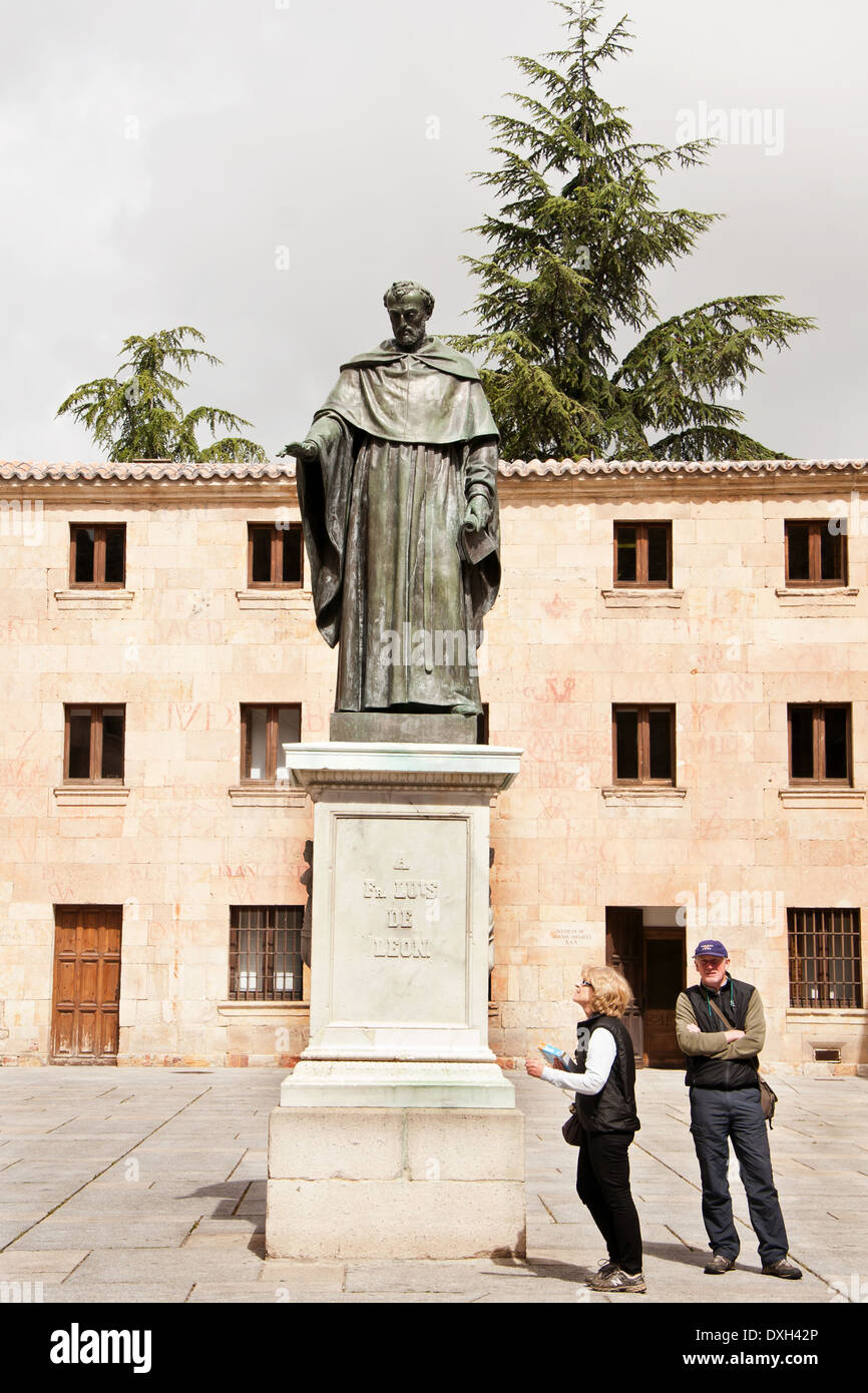 Fray Luis de León de escultura en la Universidad de Salamanca patio Foto de stock