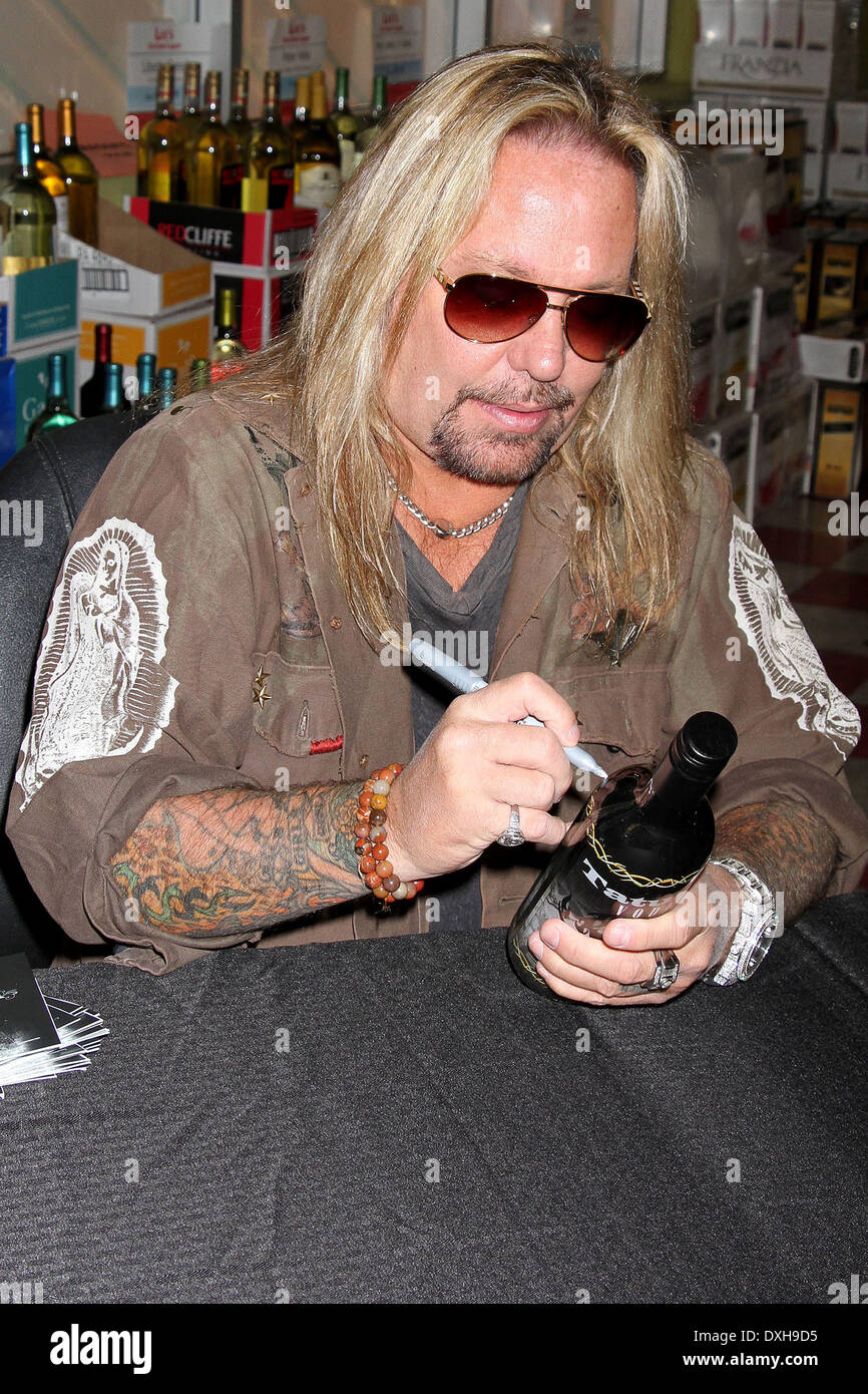Vince Neil de Motley Crue frontman signos botellas de vodka tatuado su 'lee'  en licor de descuento en Las Vegas, Nevada - 17.11.12 Fea Fotografía de  stock - Alamy