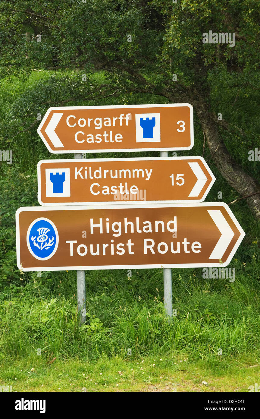 Señal en carretera turística en cerca de Corgarff Castle en Aberdeenshire, Escocia. Foto de stock