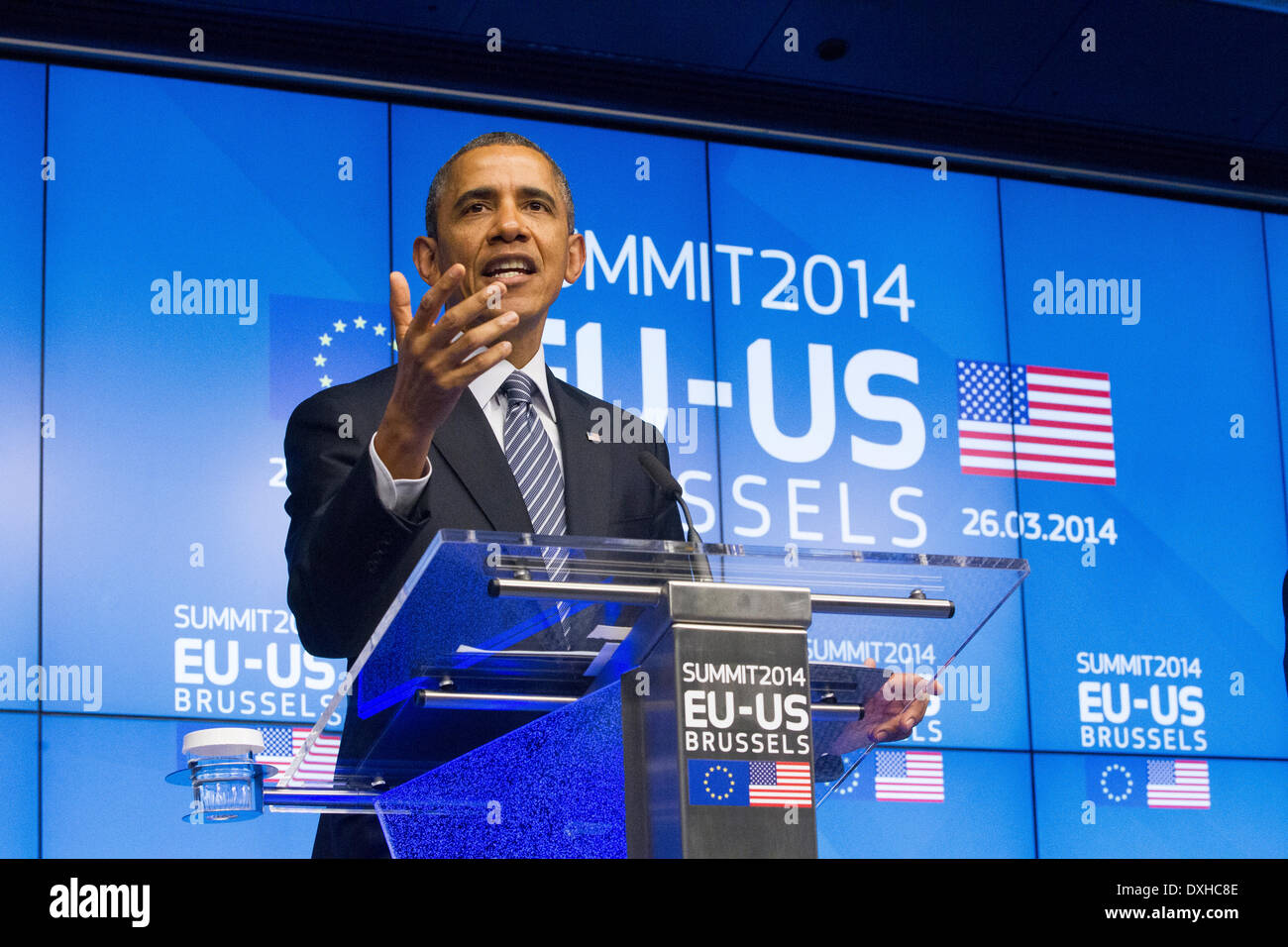 Barack Obama, presidente de los EE.UU. Estados Unidos visitas retrato UE headshot seria hablar hablando de manos Foto de stock