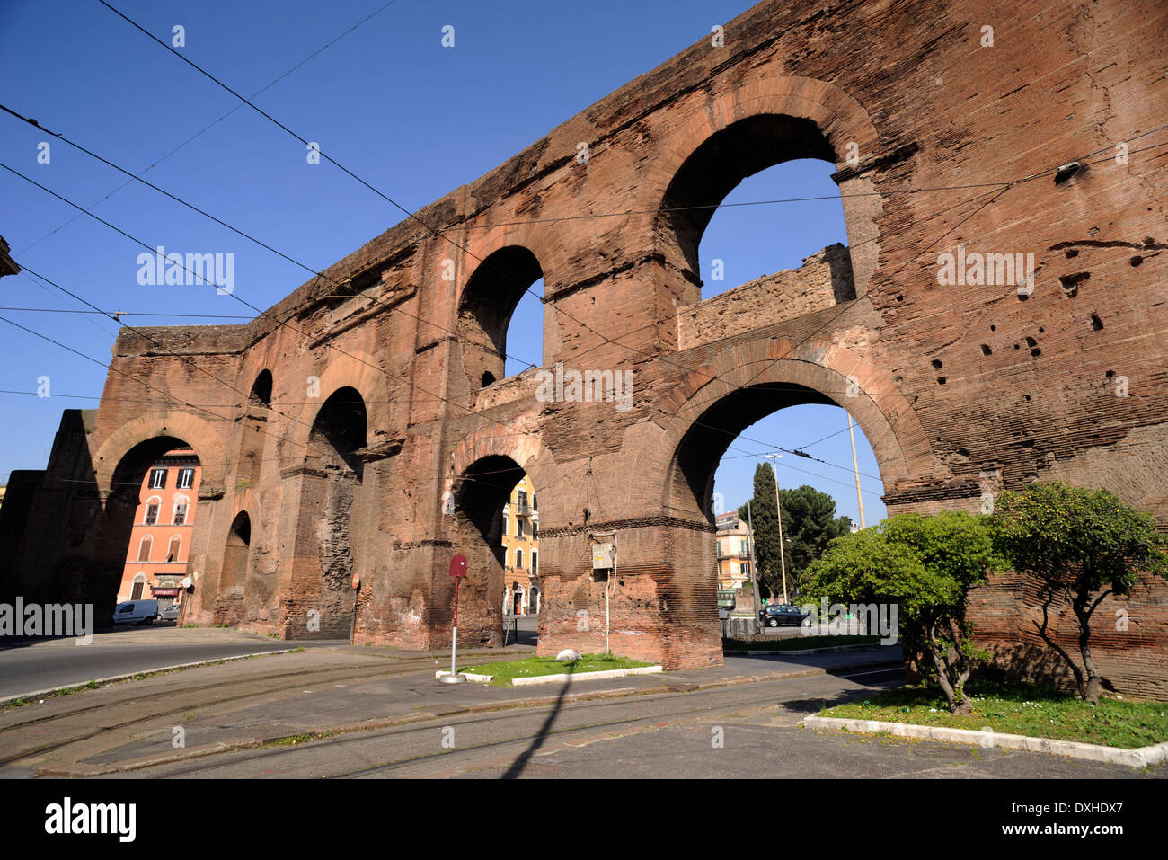 Italia, Roma, Porta Maggiore, nero acueducto Foto de stock