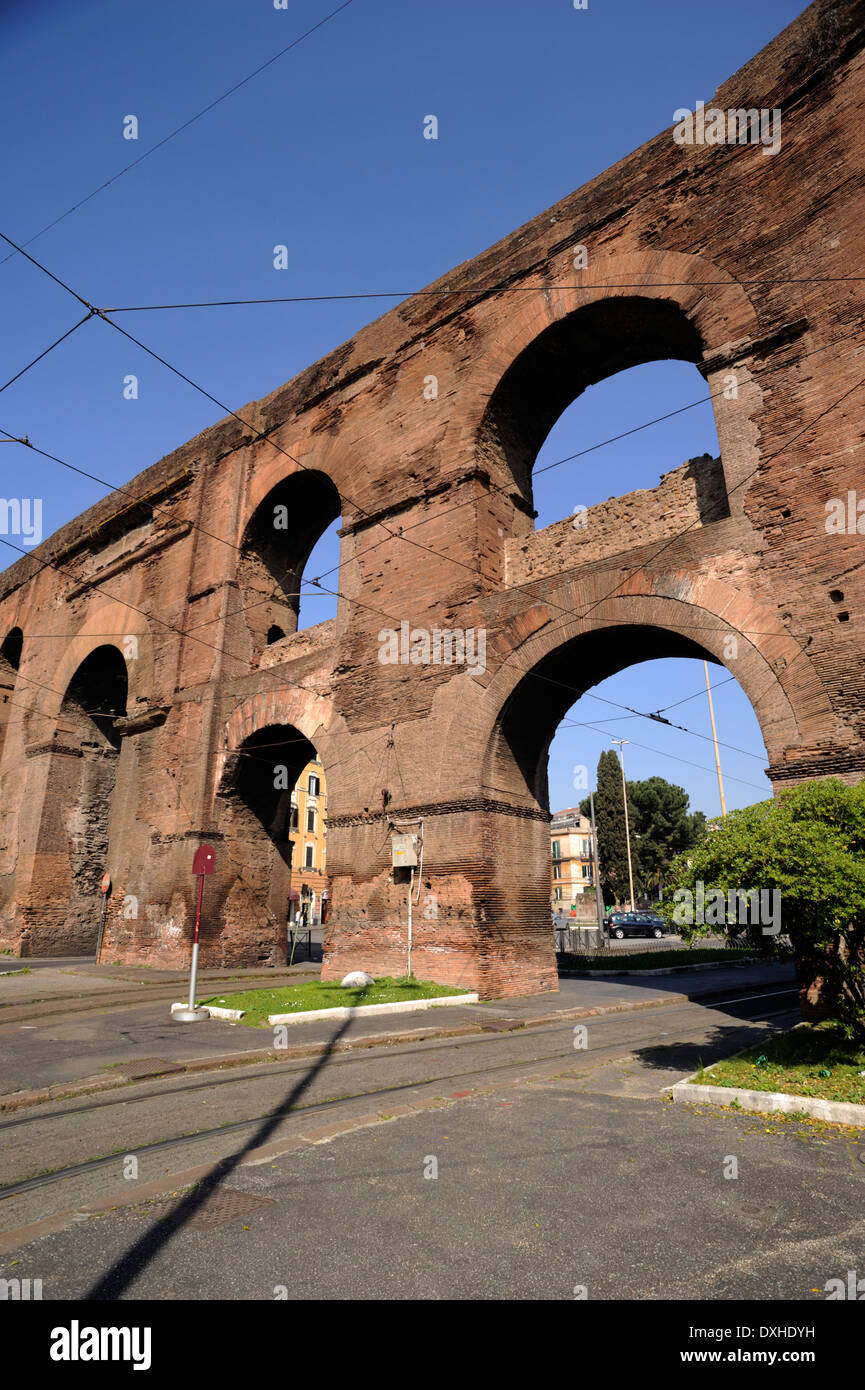Italia, Roma, Porta Maggiore, nero acueducto Foto de stock