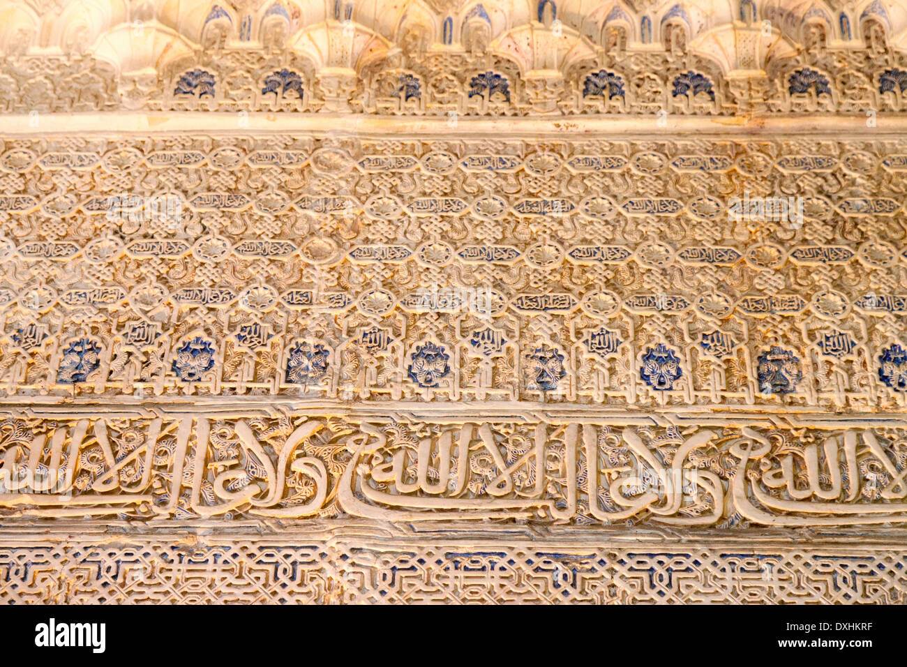 Detalle de intrincado tallado morisco yeserías de estuco en las paredes de los palacios nazaríes, la Alhambra, Granada, España Foto de stock