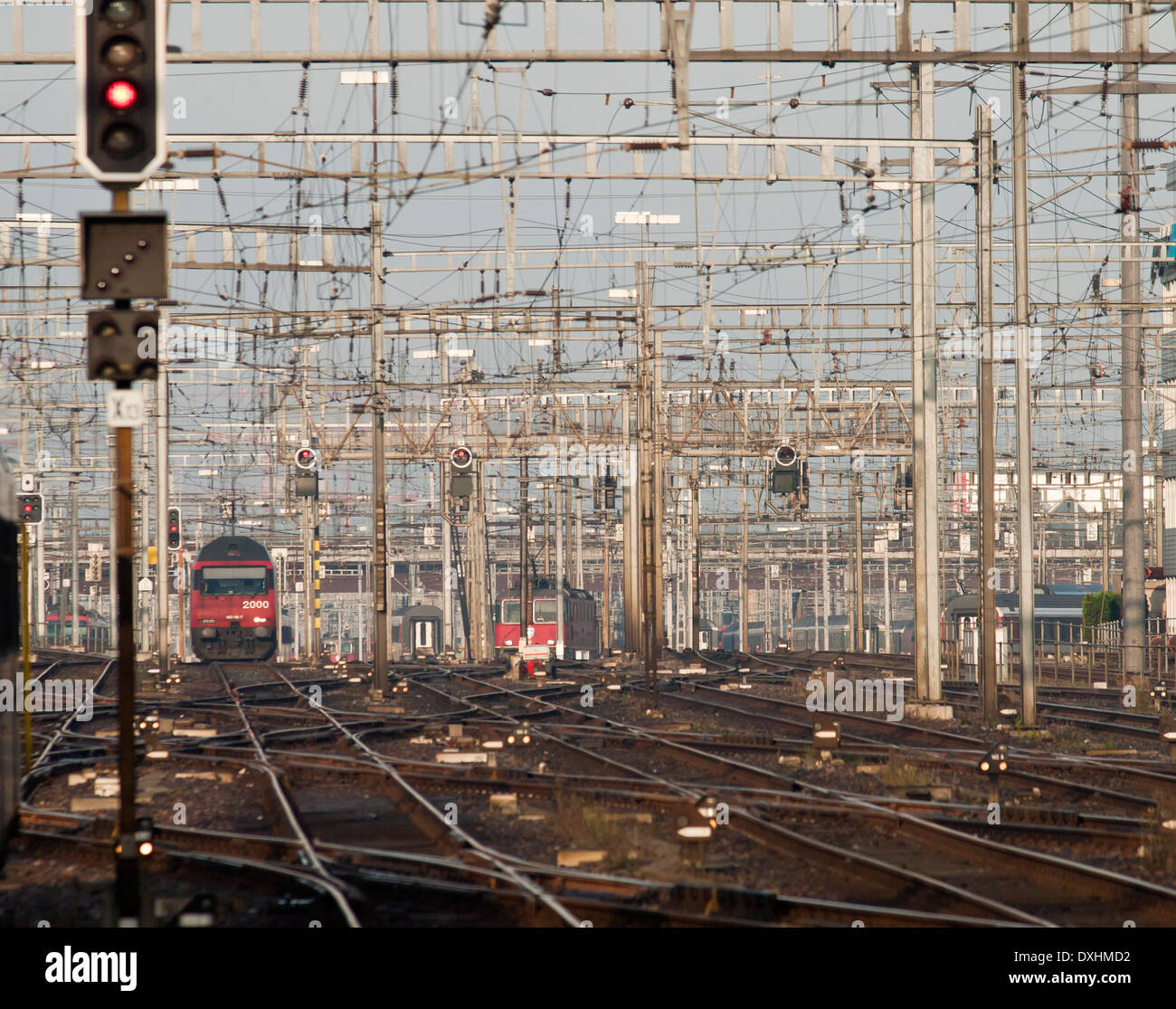 Un tren de la compañía ferroviaria nacional de Suiza SBB está llegando a la  estación central de Zurich Fotografía de stock - Alamy