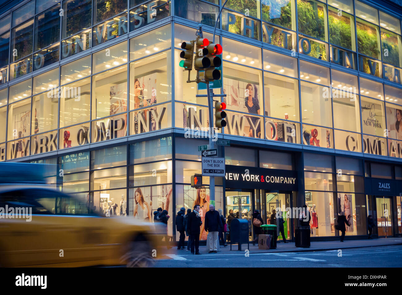 Una Nueva York & Company mujer tienda de ropa casual y ropa de trabajo en  Manhattan, Nueva York Fotografía de stock - Alamy