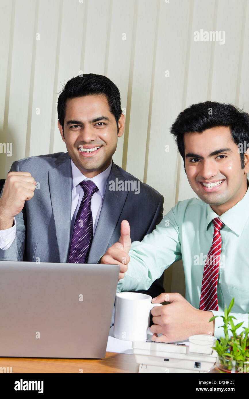 Empresario indio sentado en la oficina y Disscussing Foto de stock
