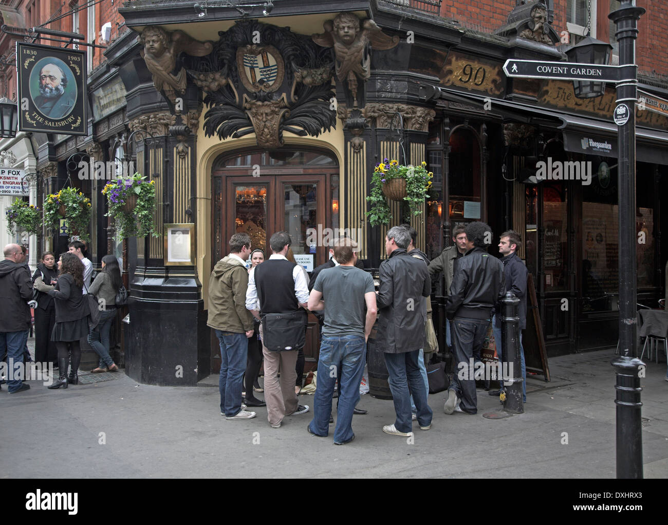 El viernes por la noche después de trabajar los bebedores fuera del pub de Salisbury, Strand, Londres, Inglaterra Foto de stock