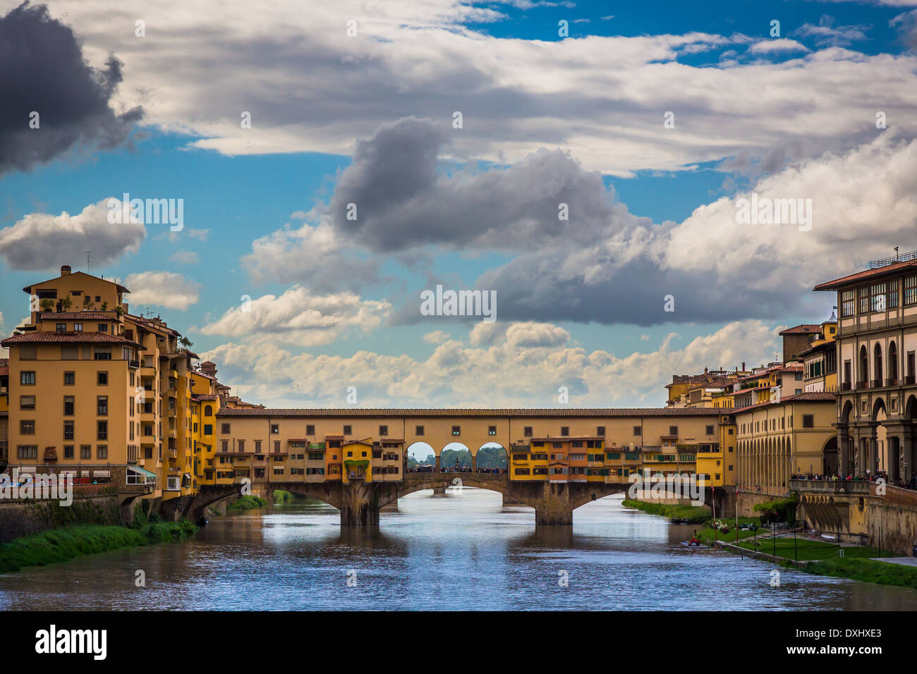 El río Arno y el Ponte Vecchio en Firenze (Florencia, Italia). Foto de stock