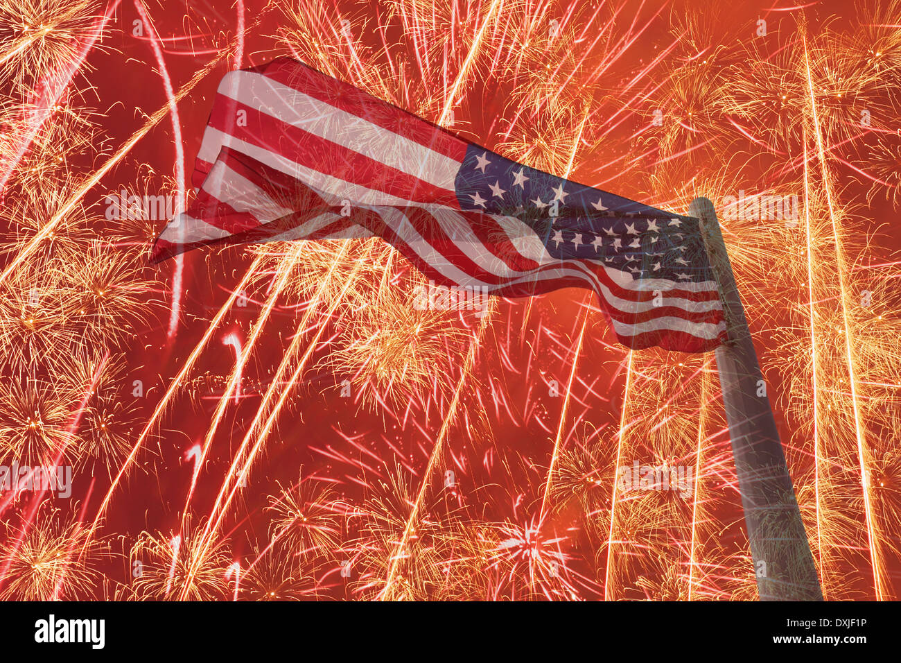 Antecedentes del día de la independencia con la bandera de Estados Unidos a través de Fireworks Foto de stock