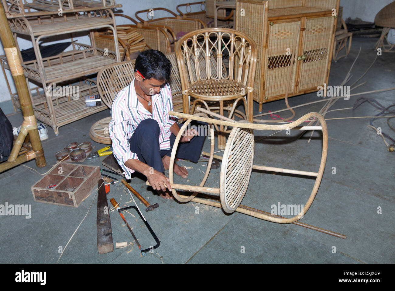 Hacer artesanales muebles de caña de bambú y elementos en aldea urbana,  Distrito Hazaribaug, Jharkhand, India Fotografía de stock - Alamy