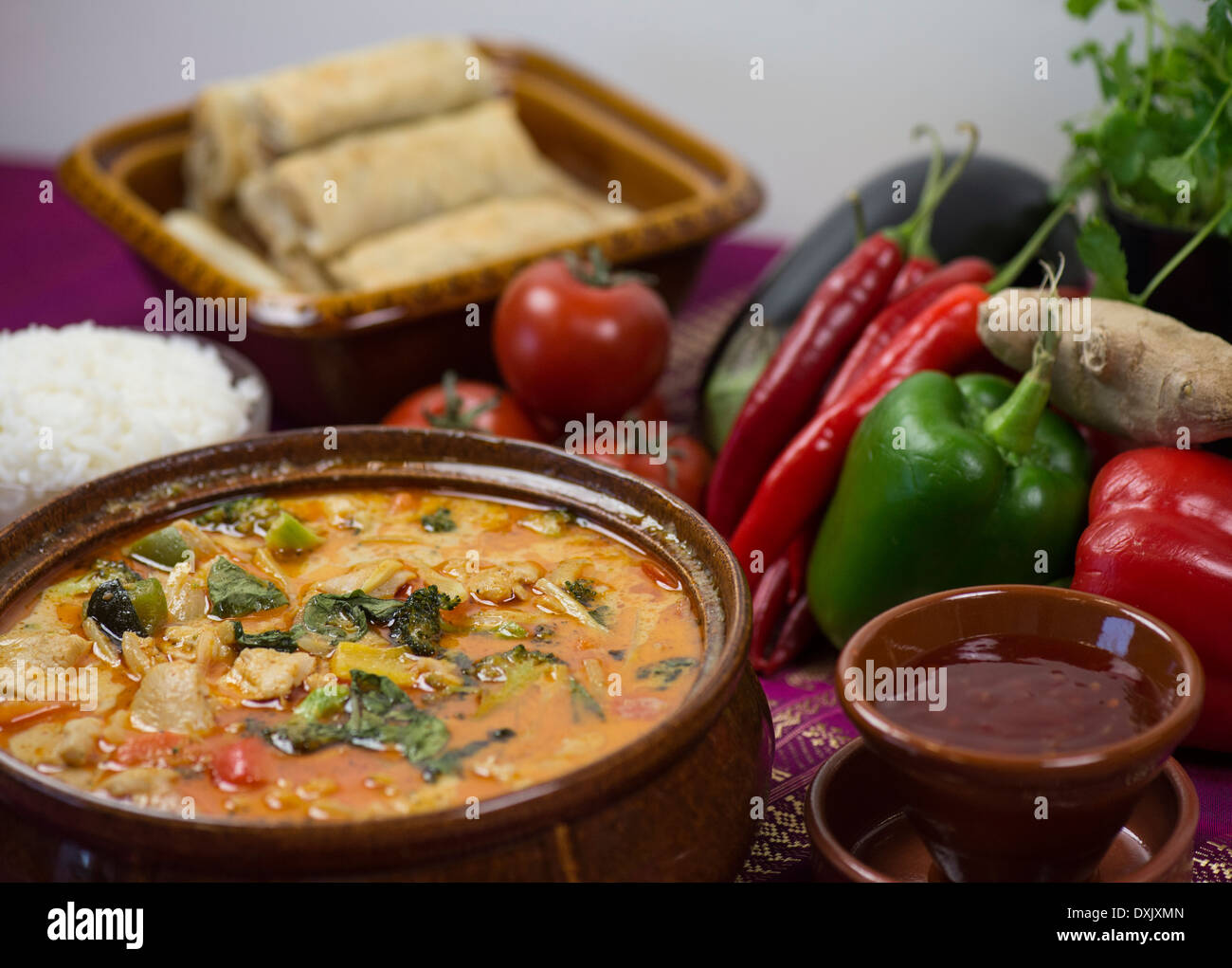 Cuenco de estofado de curry panang rodeado con hortalizas y especias Foto de stock