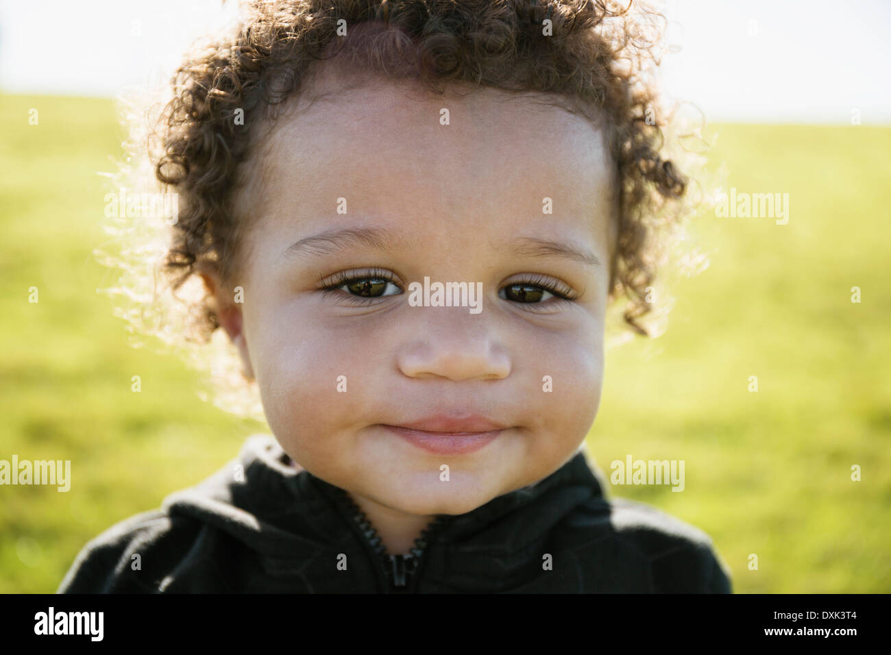 Lindo bebé cara con pelo rizado Fotografía de stock - Alamy