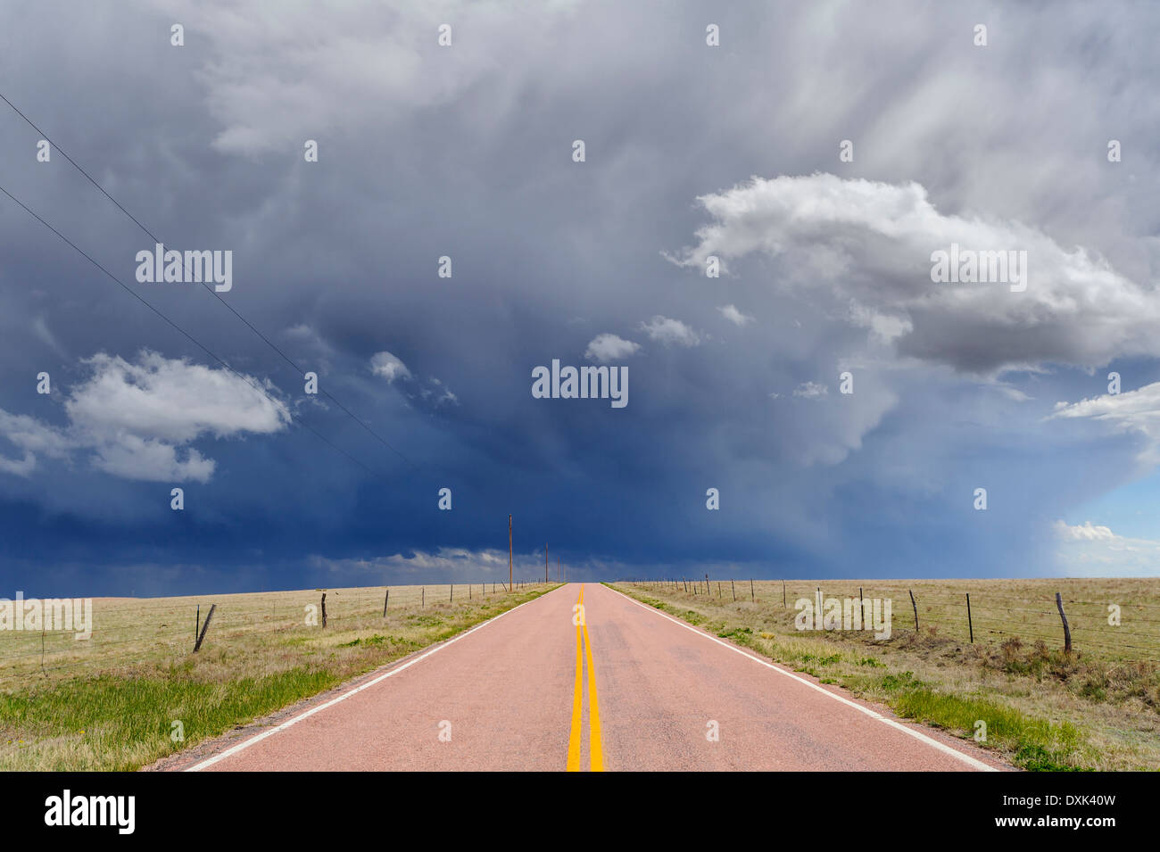 Nubes de tormenta sobre carretera abierta, Rush, Colorado, Estados Unidos Foto de stock