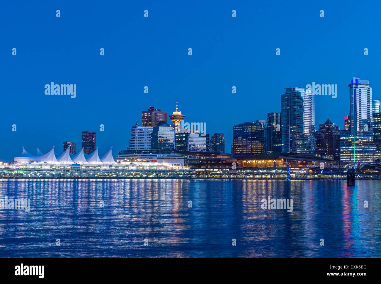 Waterfront skyline iluminado en la noche, Vancouver, British Columbia, Canadá Foto de stock