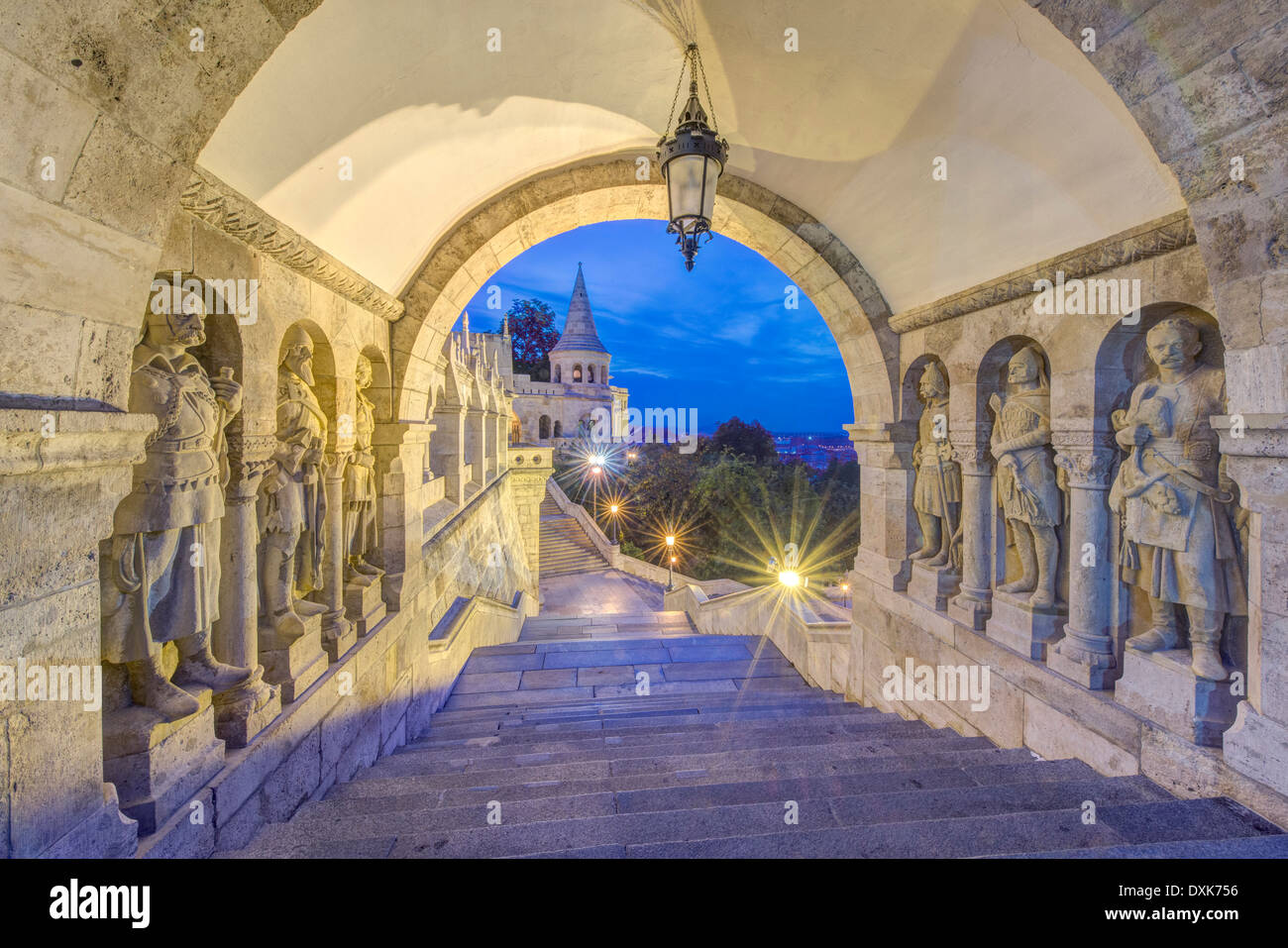 Estatuas a lo largo del corredor en el crepúsculo, el Bastión de los pescadores, en Budapest, Hungría Foto de stock