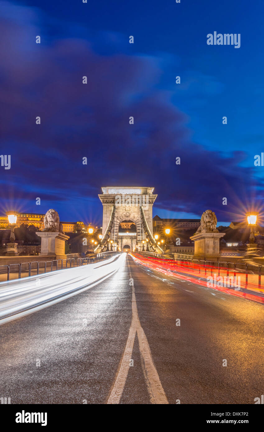 Puente de las cadenas iluminado al anochecer, en Budapest, Hungría Foto de stock