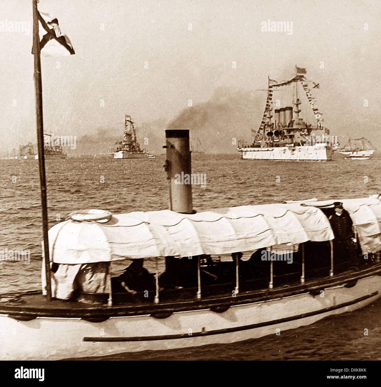 Los buques de guerra estadounidenses fuera de Jamestown en el día de la inauguración de la Exposición de Jamestown - 26 de abril de 1907 Foto de stock
