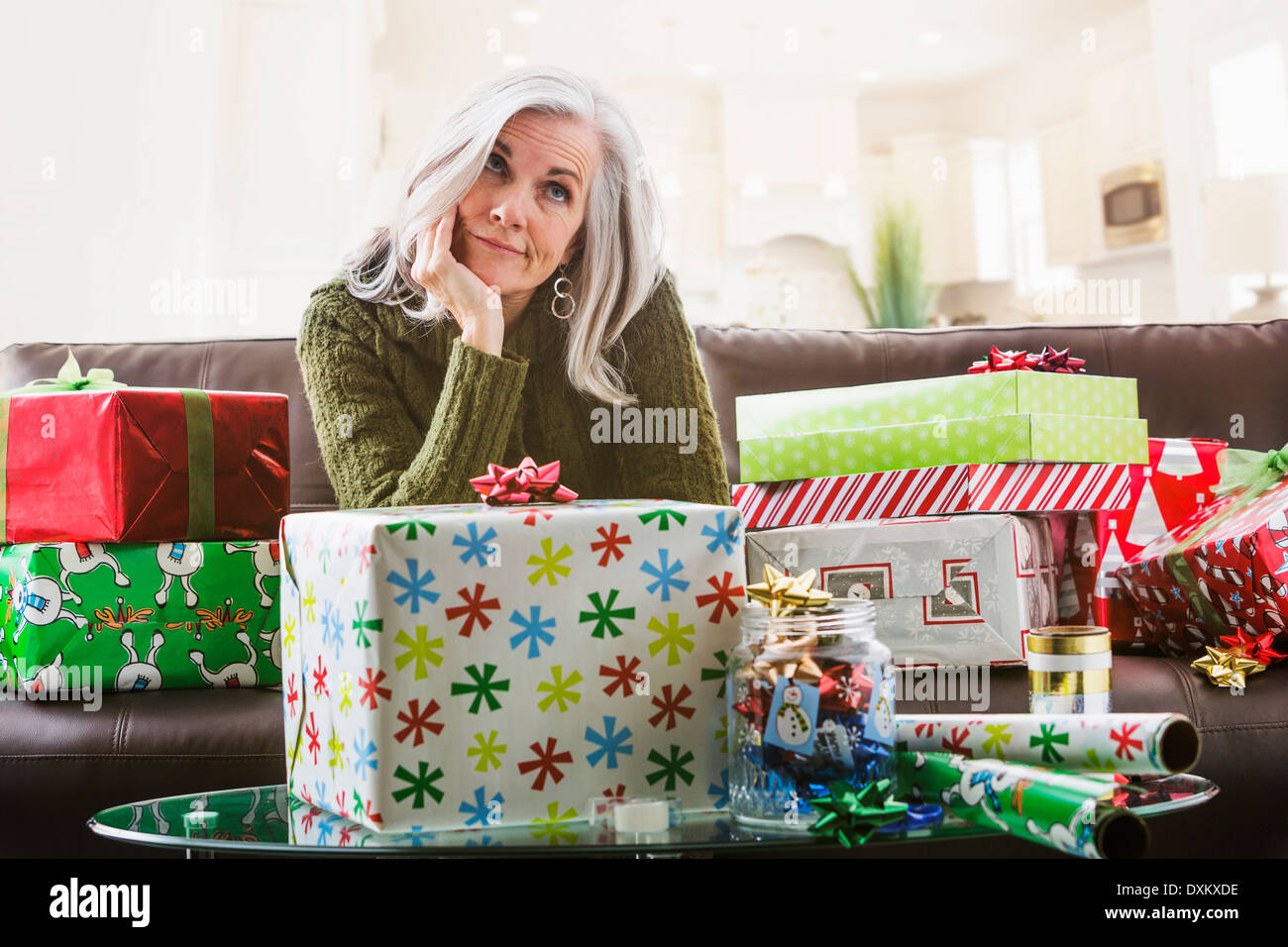 Irritado mujer caucásica envolver regalos de Navidad Foto de stock