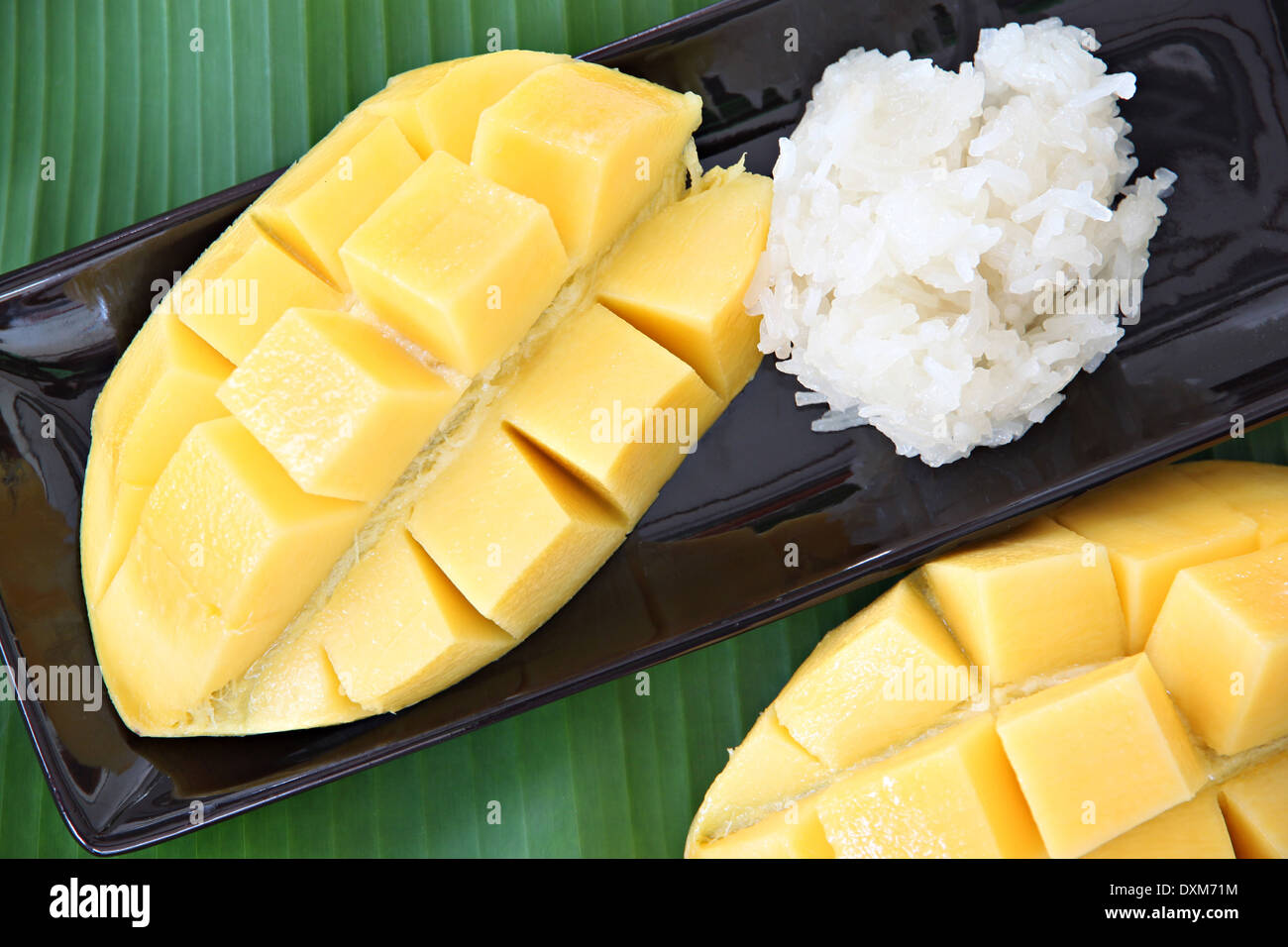 Mango maduro y arroz pegajoso en dish en hojas de plátano,tailandeses locales de alimentos. Foto de stock