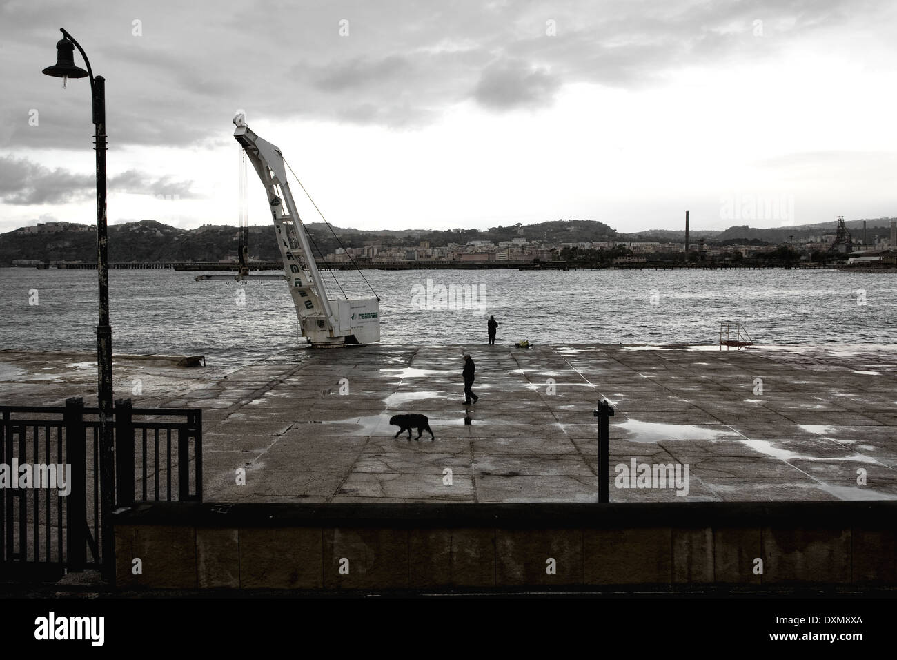 Nápoles (Italia) - Coroglio, el puente que une la tierra firme con la isla de Nisida Foto de stock