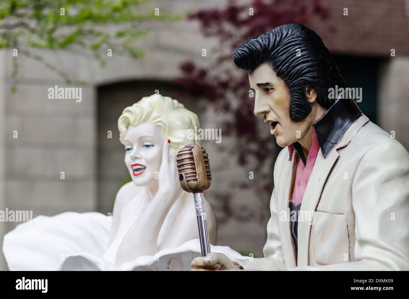 Elvis Presley y Marilyn Monroe vida figuras de tamaño y micrófono Foto de stock
