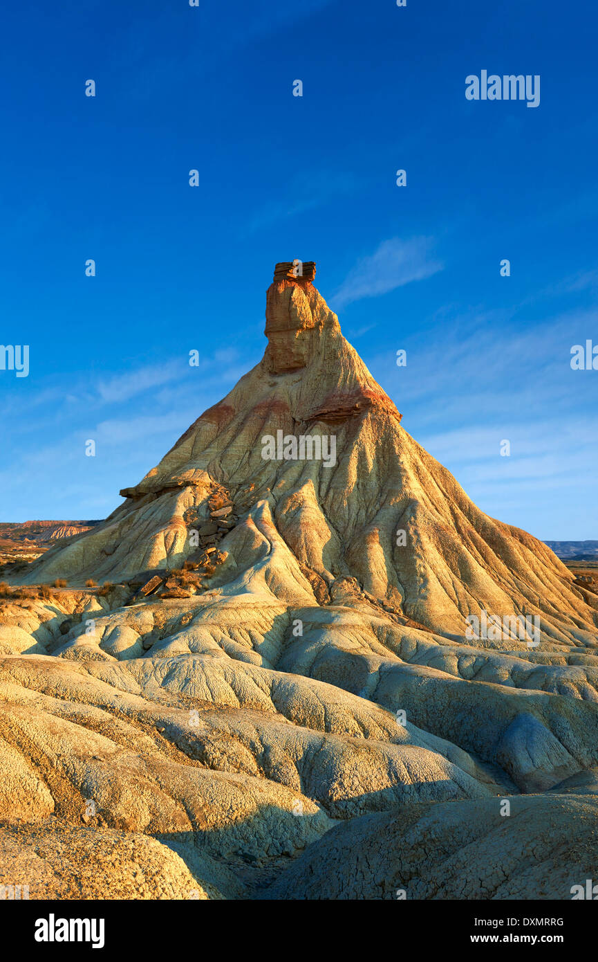 Castildeterra formación rocosa en la Bardena Blanca, zona del Parque Natural de las Bardenas Riales, Navarra, España Foto de stock