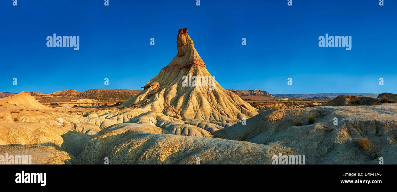 Castildeterra formación rocosa en la Bardena Blanca, zona del Parque Natural de las Bardenas Riales, Navarra, España Foto de stock