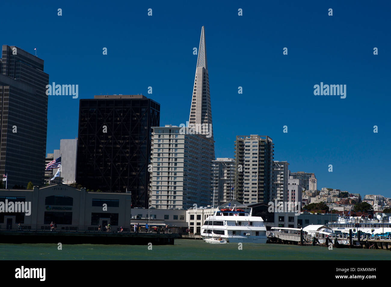 El edificio Transamerica Pyramid vista desde la bahía de San Francisco, San Francisco, California, Estados Unidos de América Foto de stock