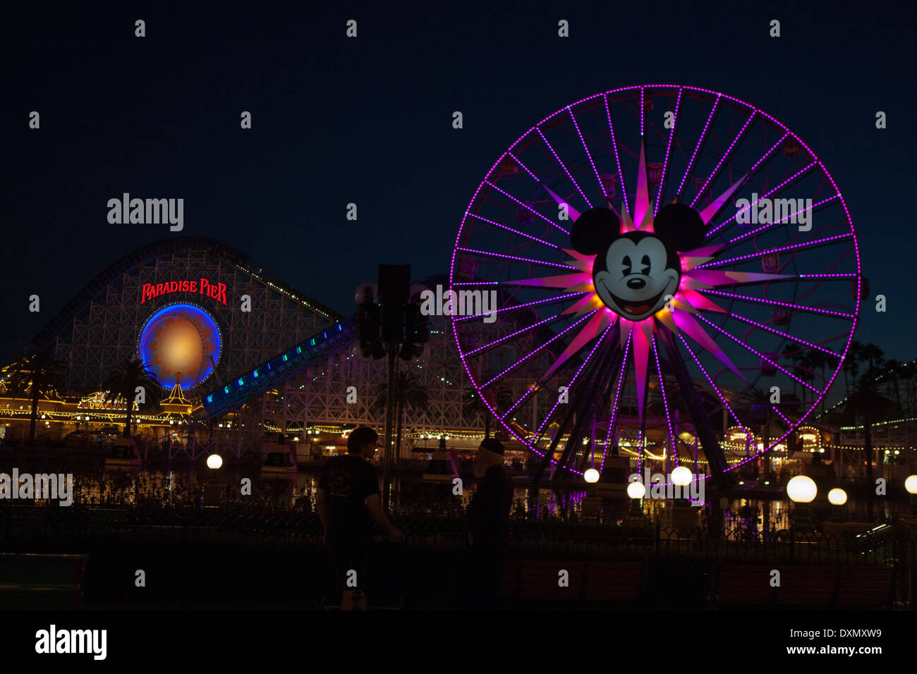 Rueda de Ferris y Paradise Pier en oscuro, Disneyland, Anaheim, California, Estados Unidos de América Foto de stock
