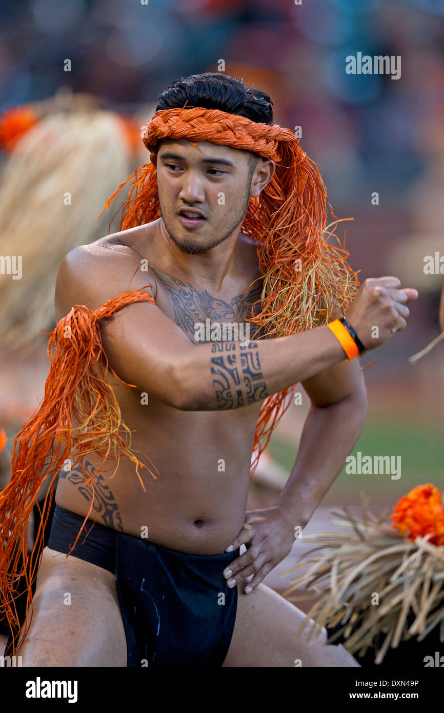 Una compañía de danzas polinesias realiza bailes de estilo tahitiano  Fotografía de stock - Alamy