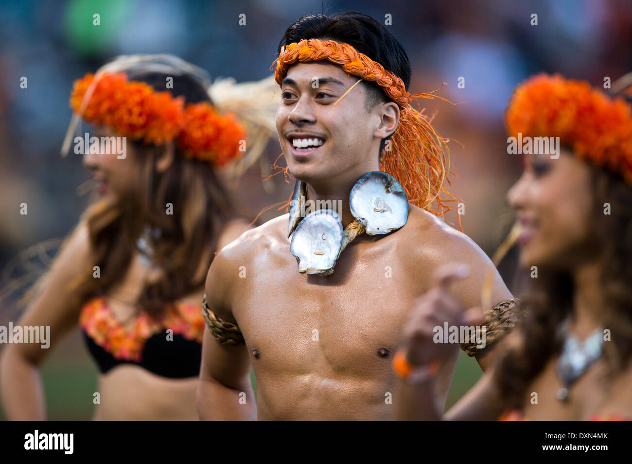 Una compañía de danzas polinesias realiza bailes de estilo tahitiano Foto de stock