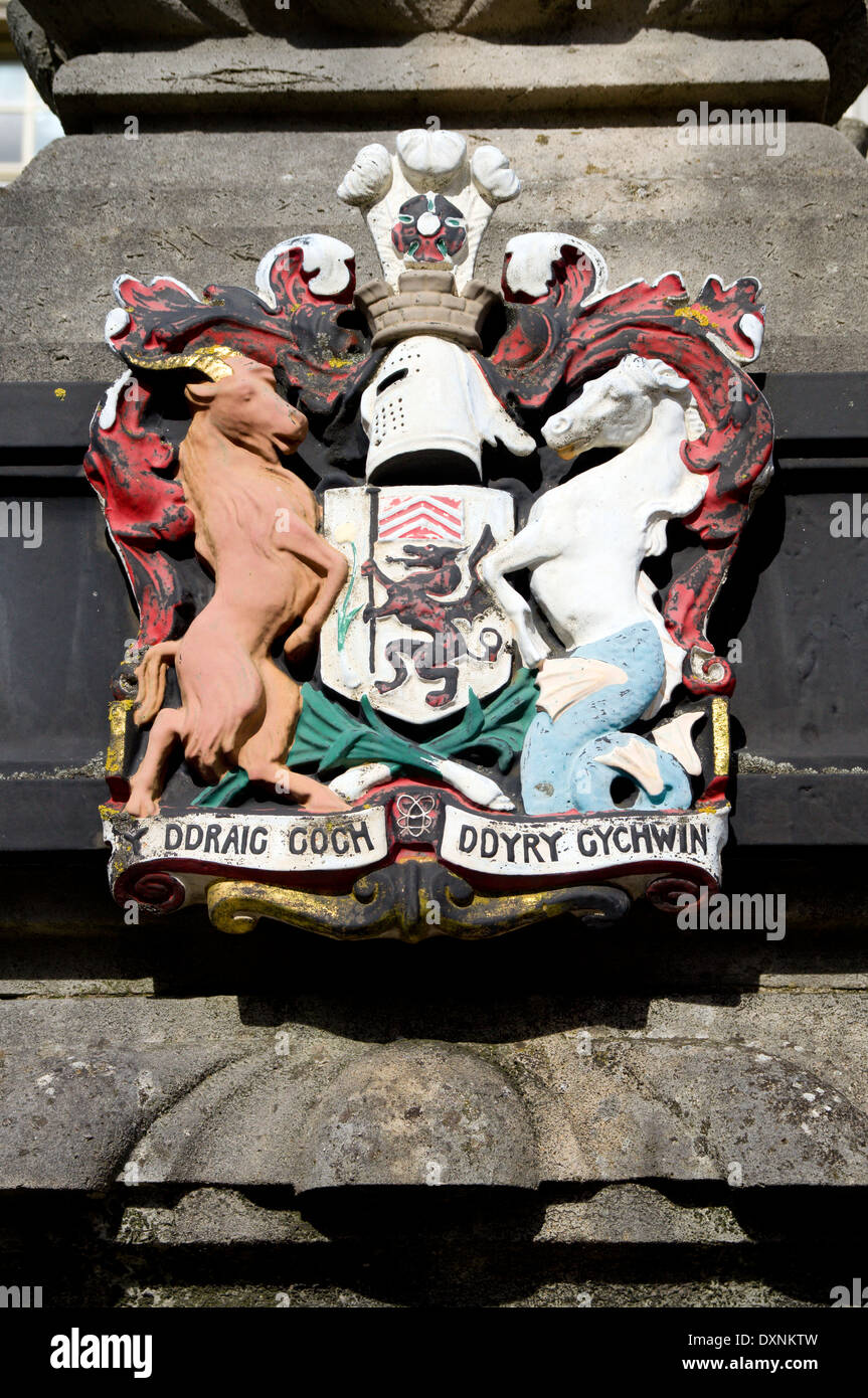 Escudo de armas en el post fuera de Cardiff Crown Court, Cathays Park, Cardiff, Gales. Foto de stock