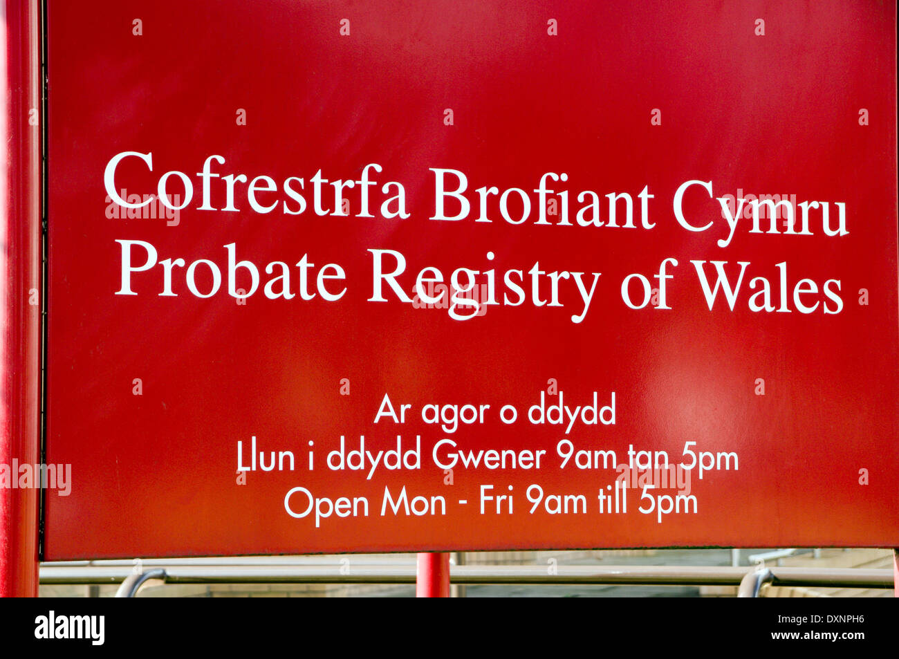 Cartel en inglés y galés fuera de las oficinas de registro de legalización de Gales, Cardiff, Gales. Foto de stock