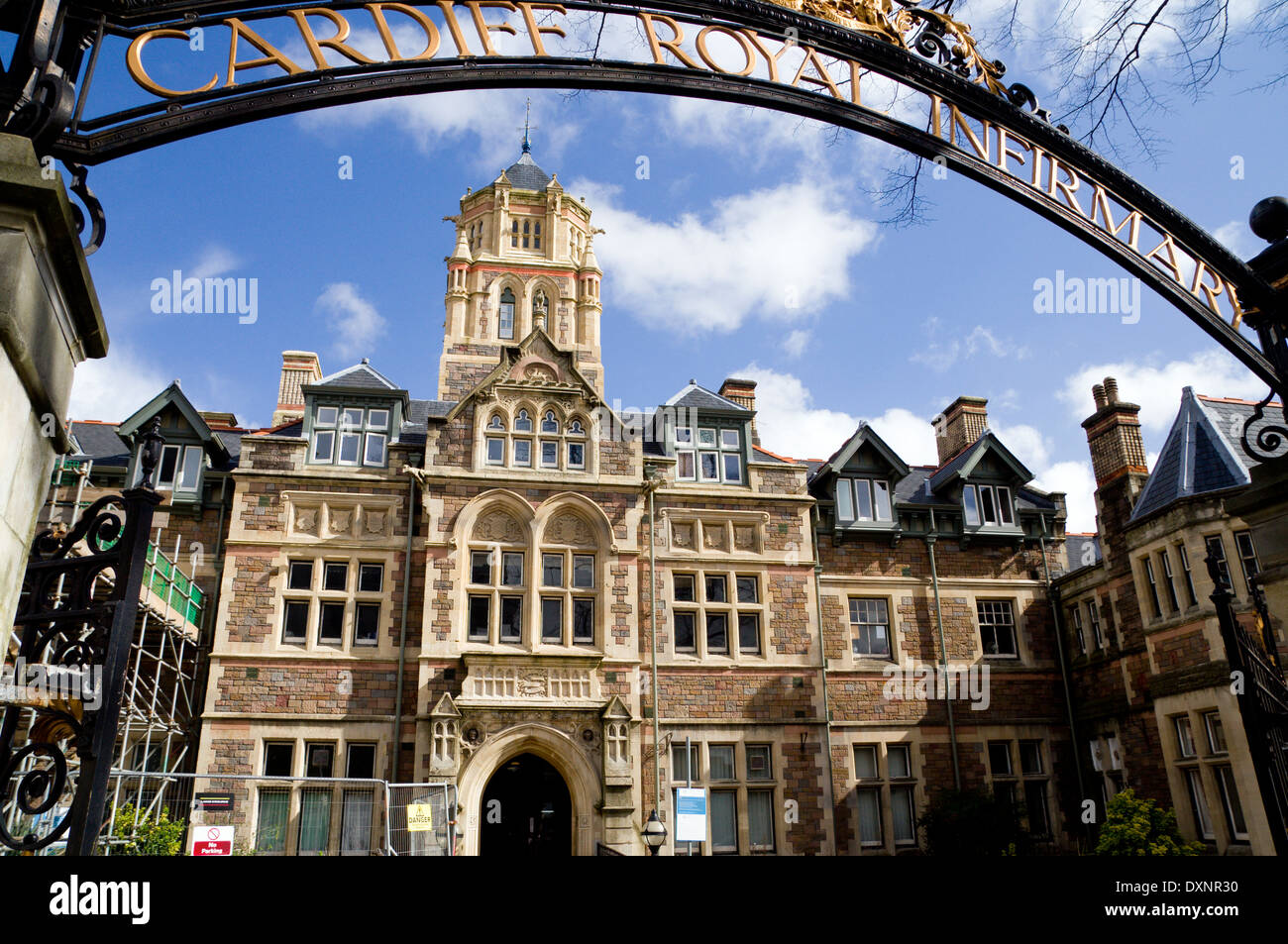 Cardiff Royal Infirmary y puertas de hierro forjado, Cardiff, Gales. Foto de stock