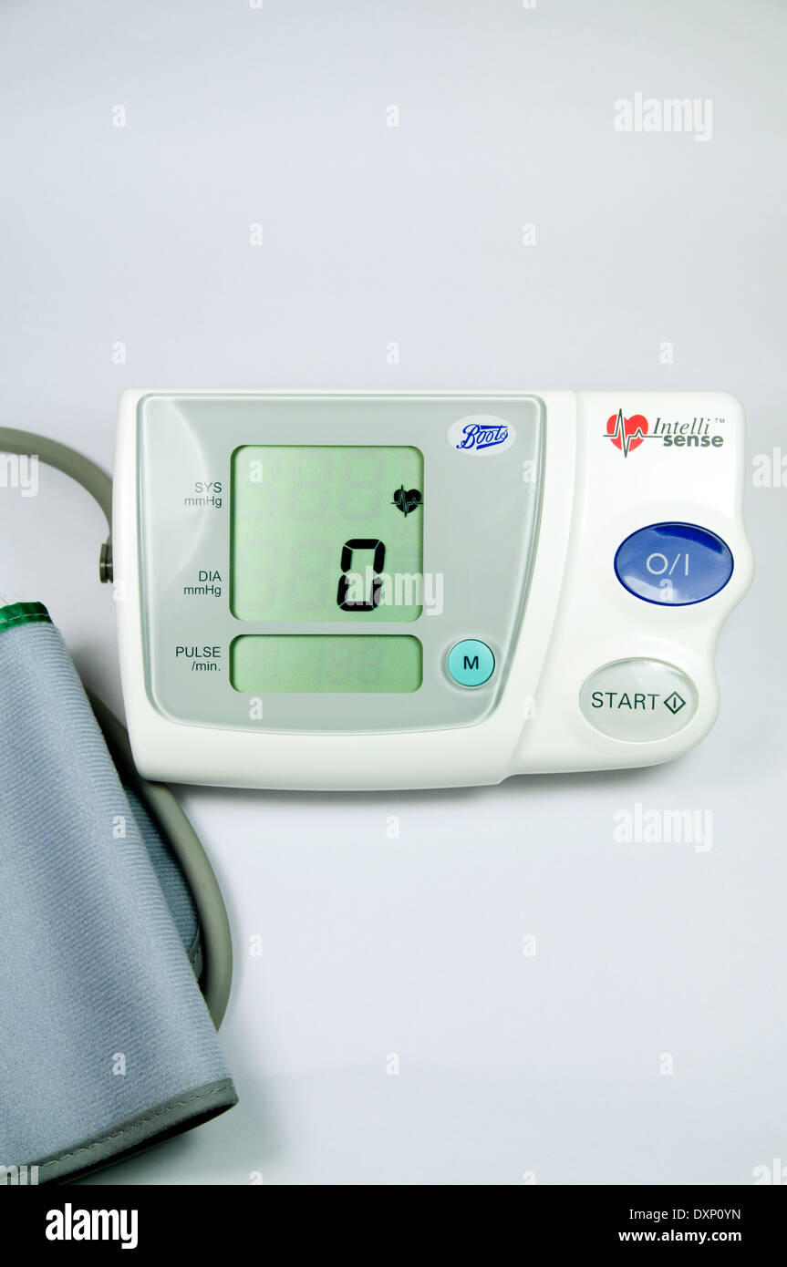 Monitor de presión arterial en el hogar. Foto de stock