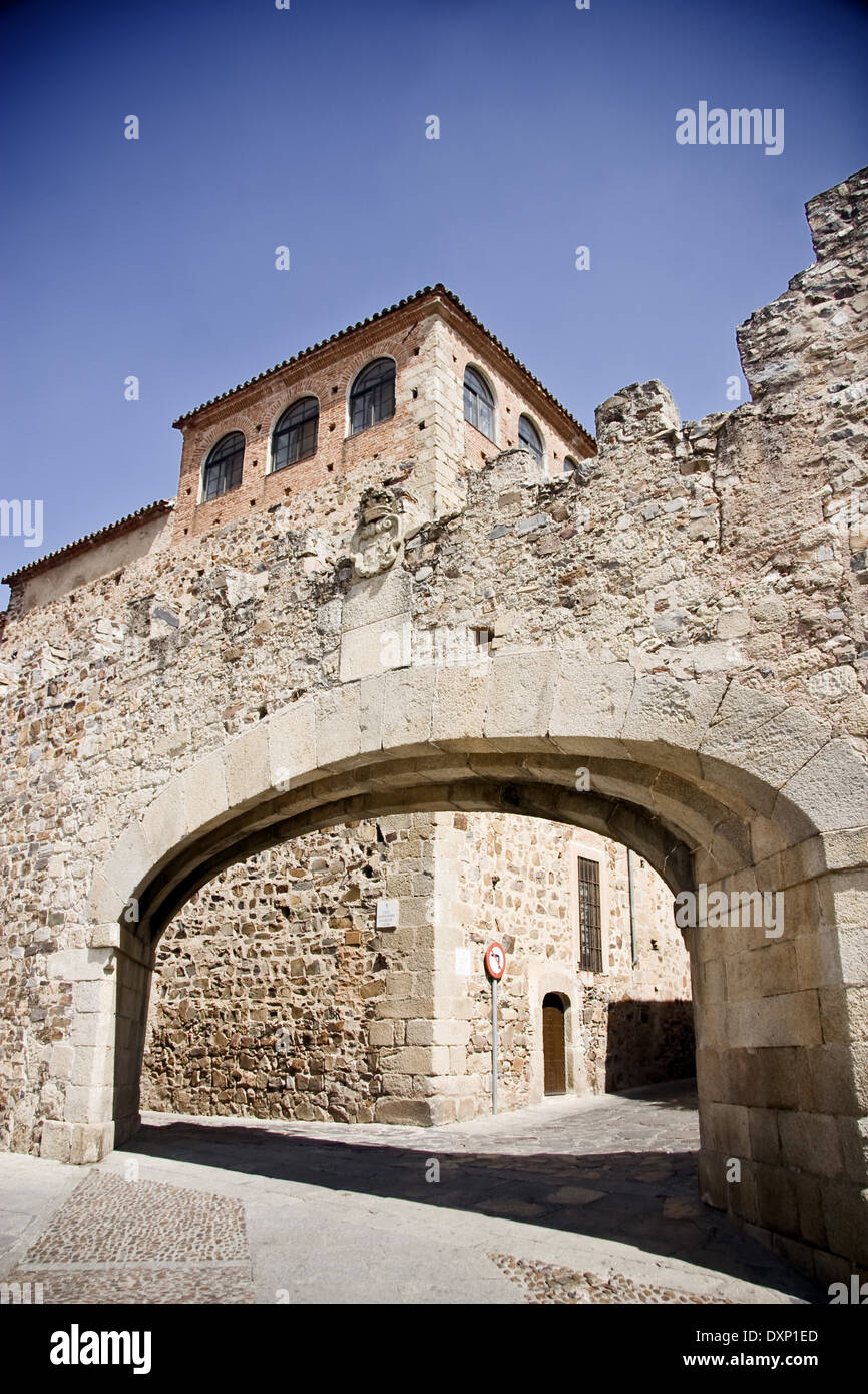 Arco de La Estrella (antigua puerta de la ciudad), Cáceres Fotografía de  stock - Alamy