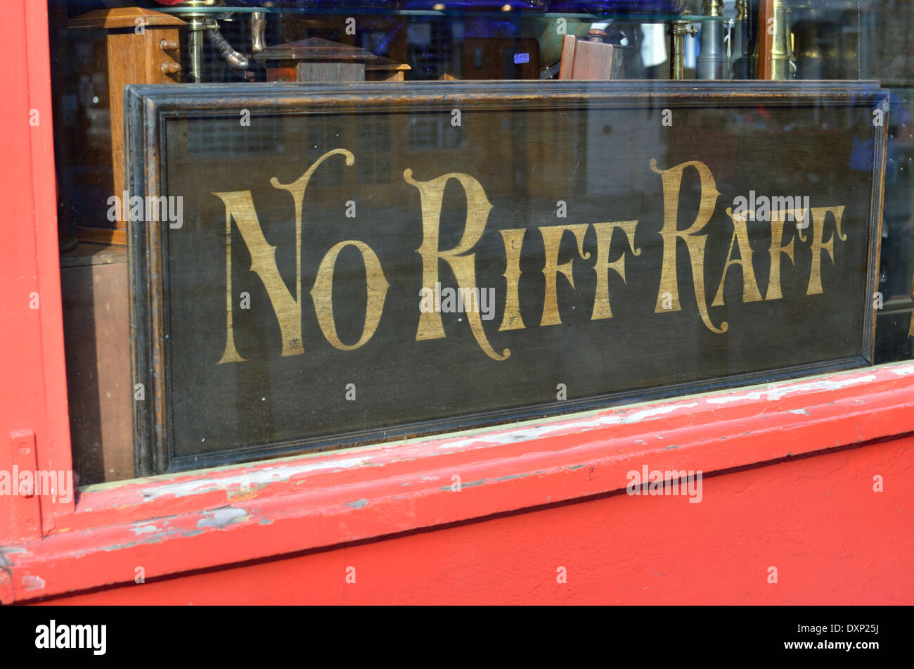 'Ningún rifi-rafe' firmar en un escaparate, Londres, Reino Unido. Foto de stock