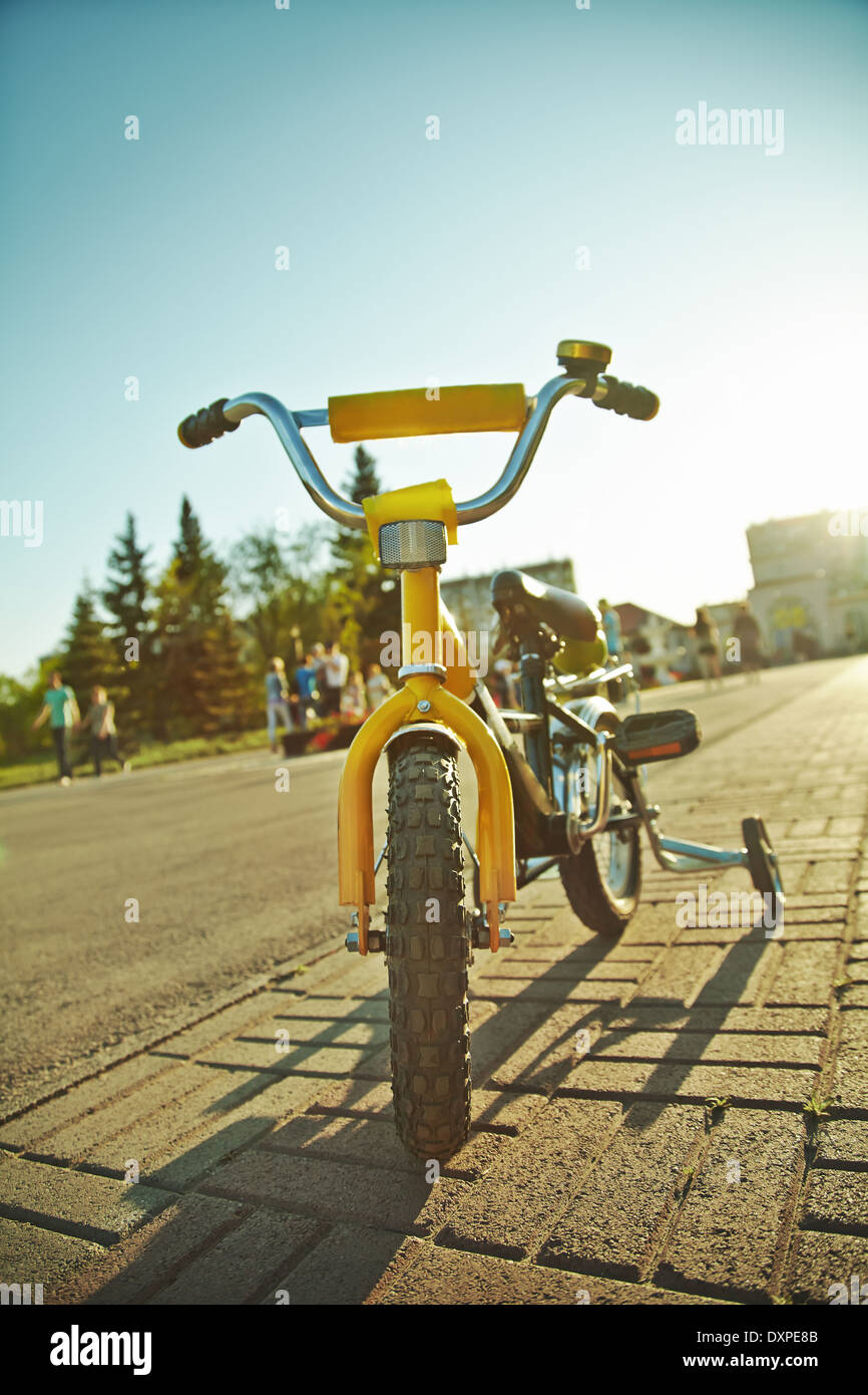 Niños bicicletas amarillas Foto de stock