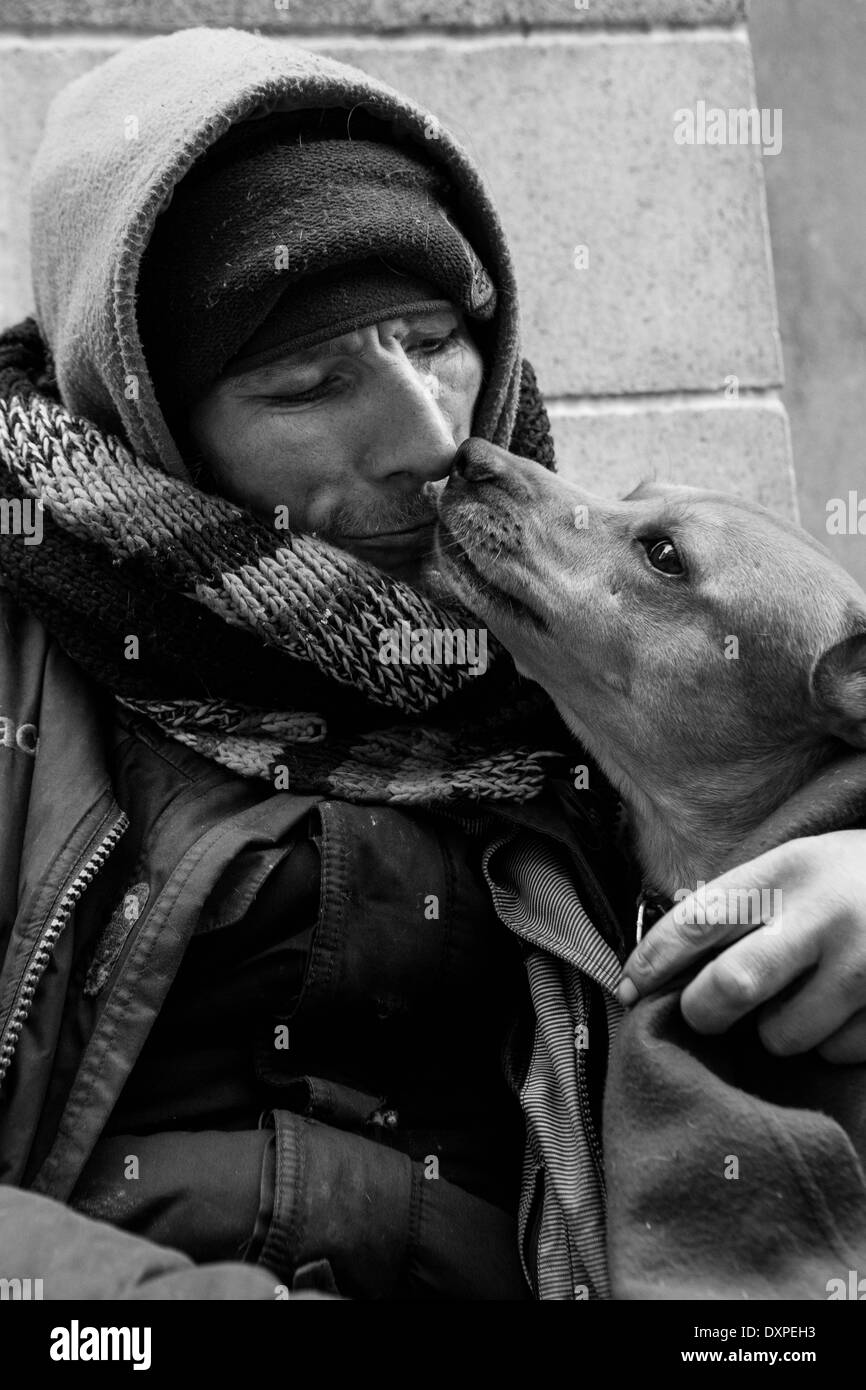 El hombre con su perro sin hogar en las calles de Leeds. Foto de stock